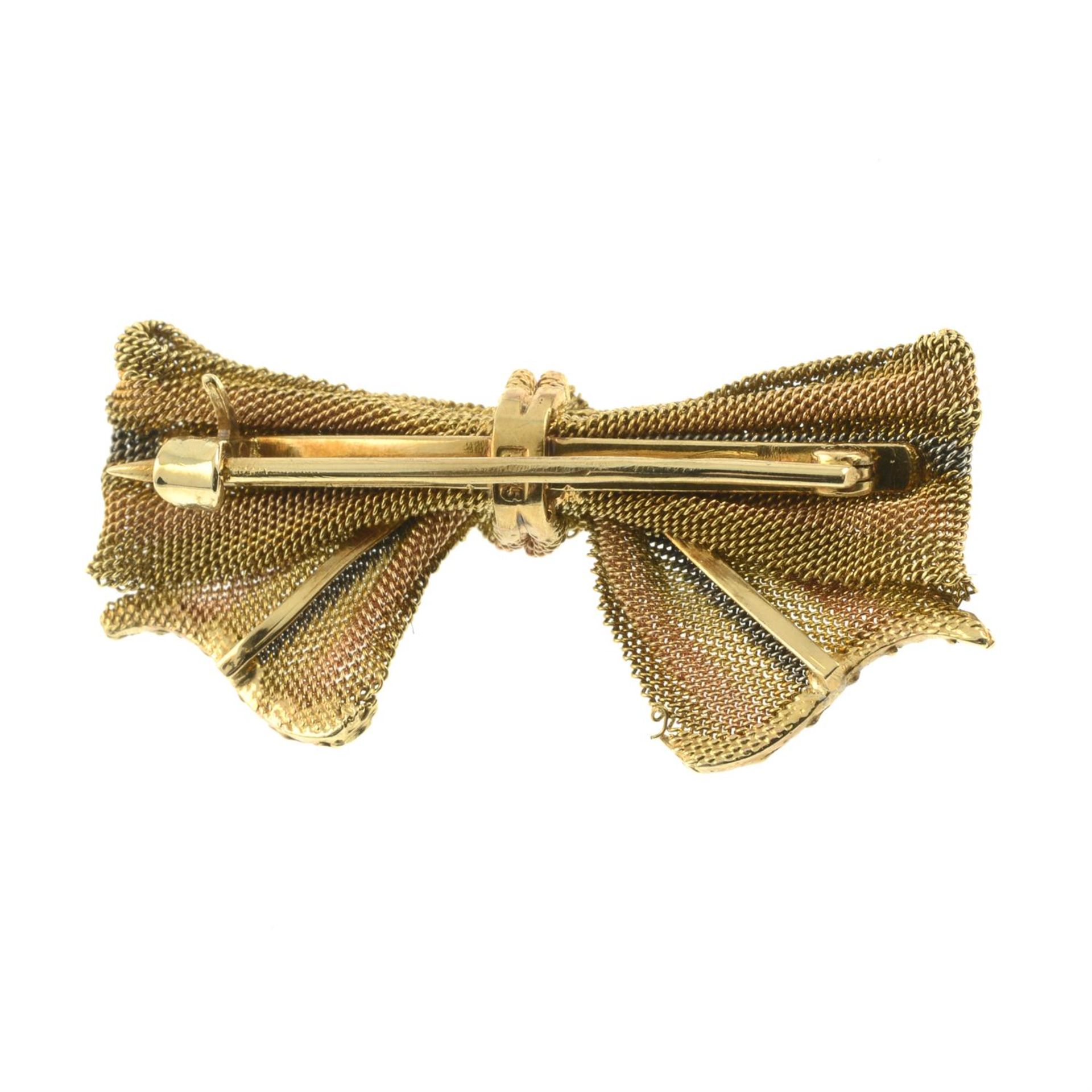 An early 20th century tri-colour 14ct gold mesh bow brooch. - Image 3 of 4