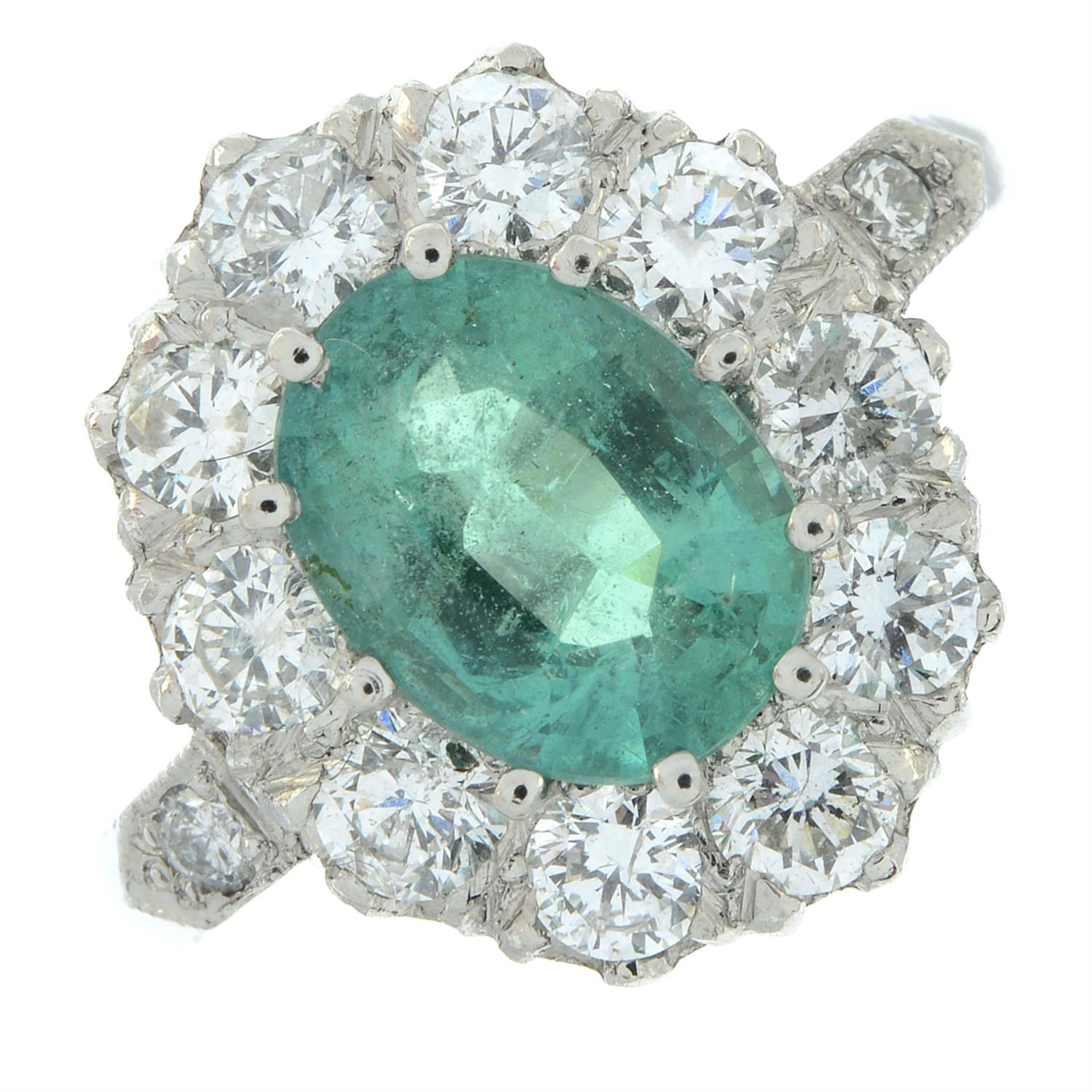 An emerald and brilliant-cut diamond cluster ring. - Image 2 of 5