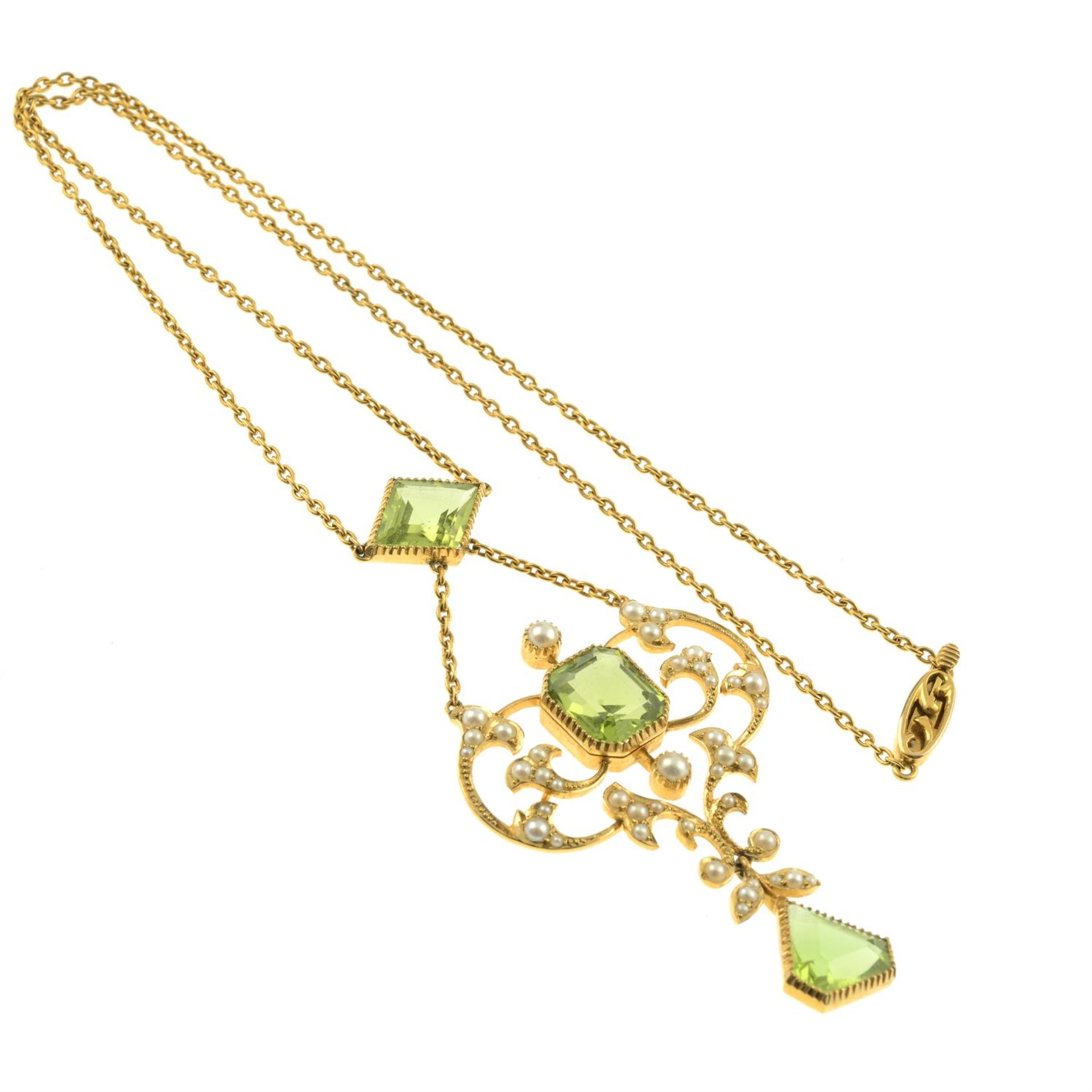 An Edwardian 15ct gold peridot and split pearl pendant necklace, with fitted case. - Image 4 of 6