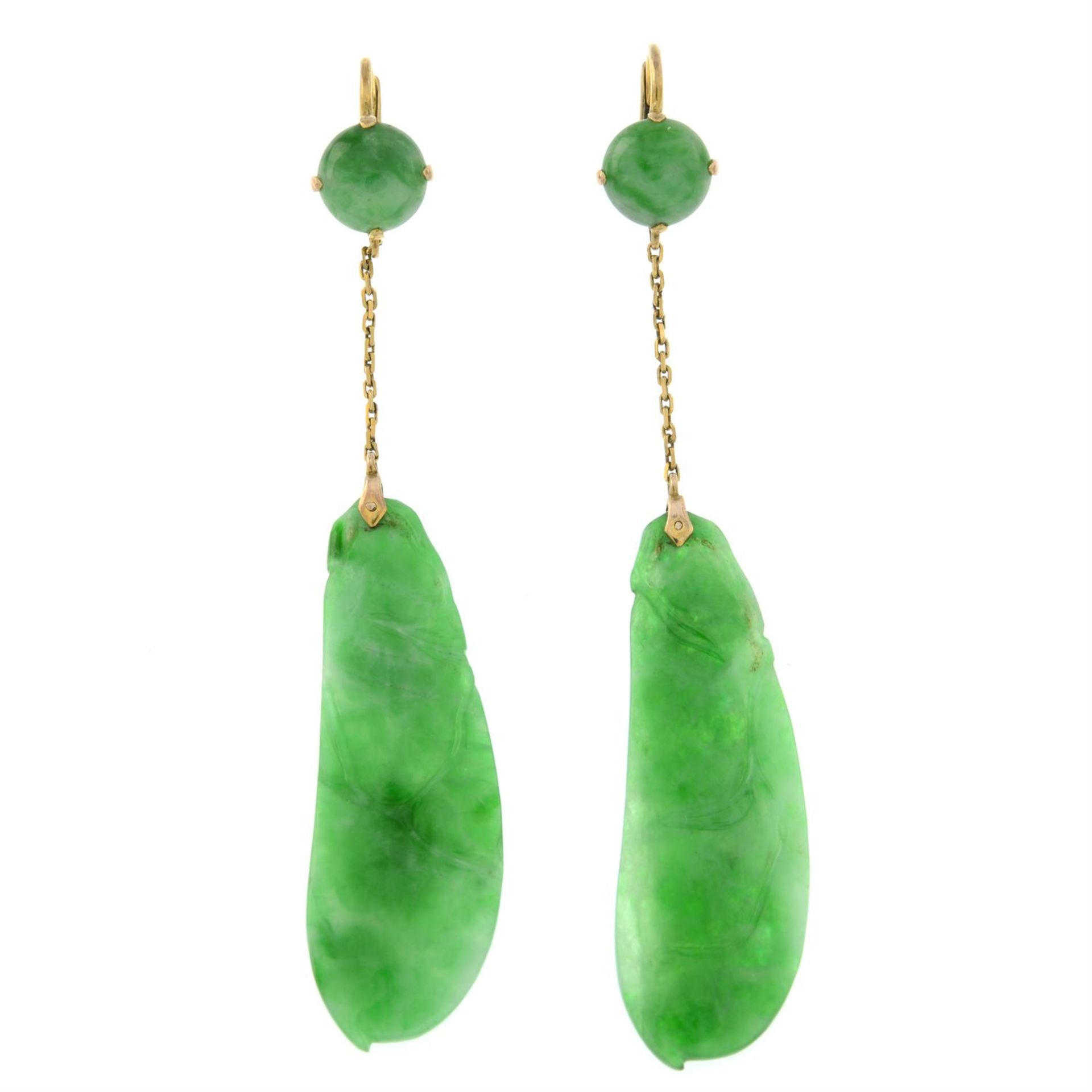 A pair of early 20th century 9ct gold carved A-type jadeite jade peapod earrings, - Bild 2 aus 4