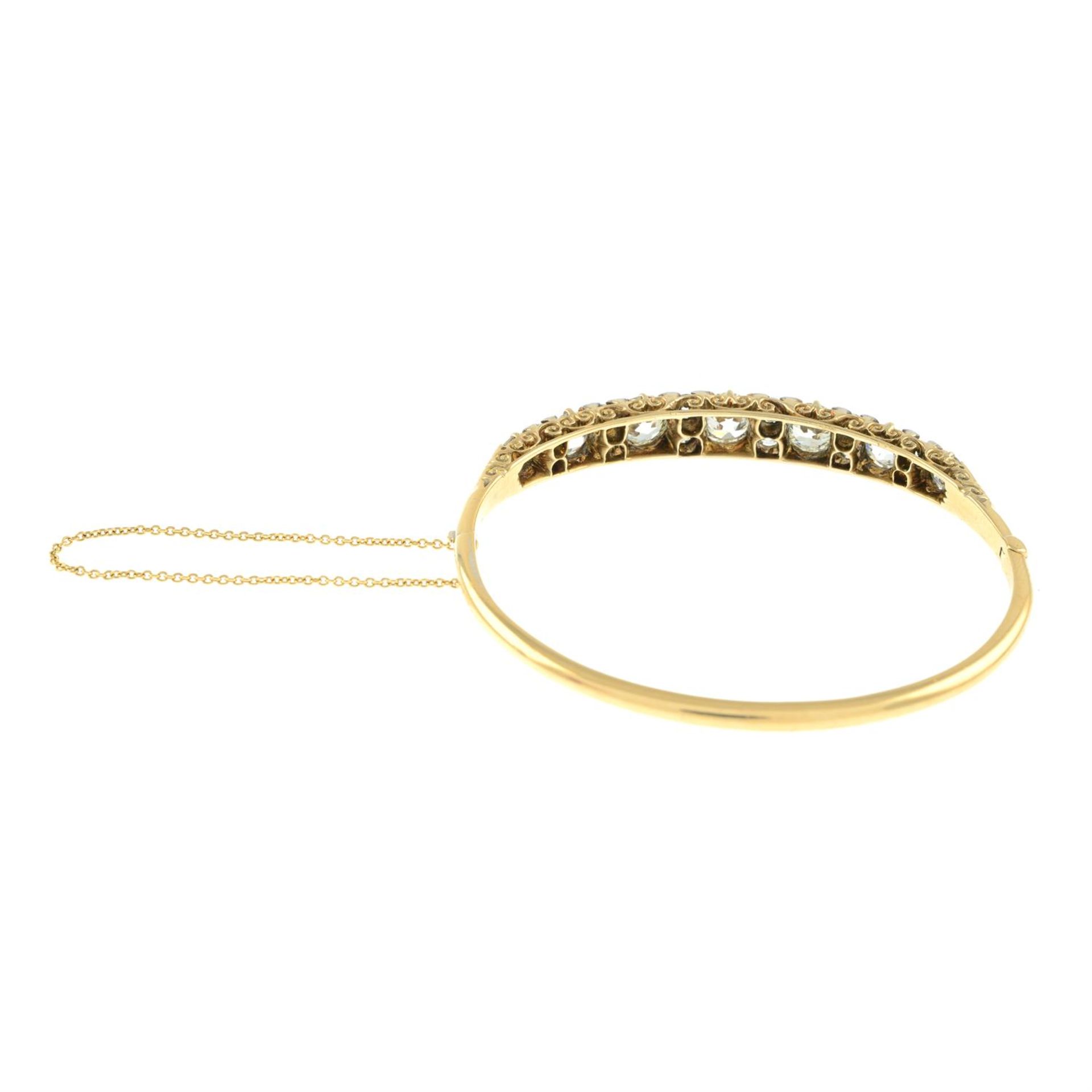 A Victorian 18ct gold slightly graduated old-cut diamond line hinged bangle. - Bild 3 aus 3