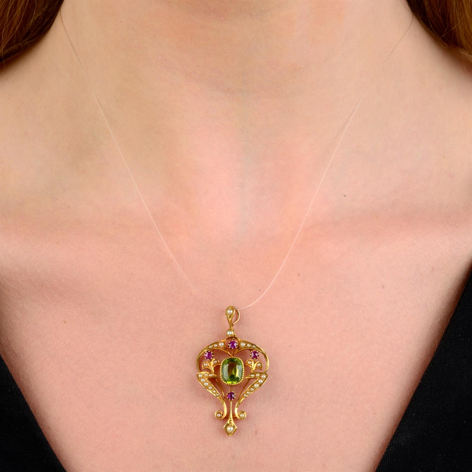 An Edwardian 15ct gold peridot, ruby and split pearl pendant. - Image 4 of 4