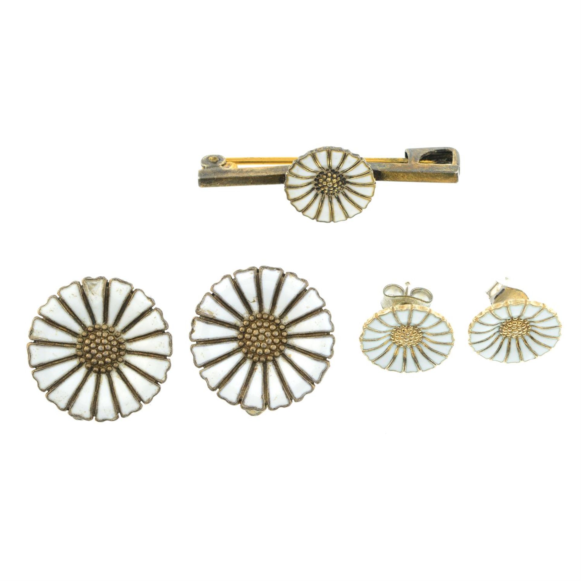 A set of early 20th century silver and enamel daisy jewellery, comprising two pairs of earrings and