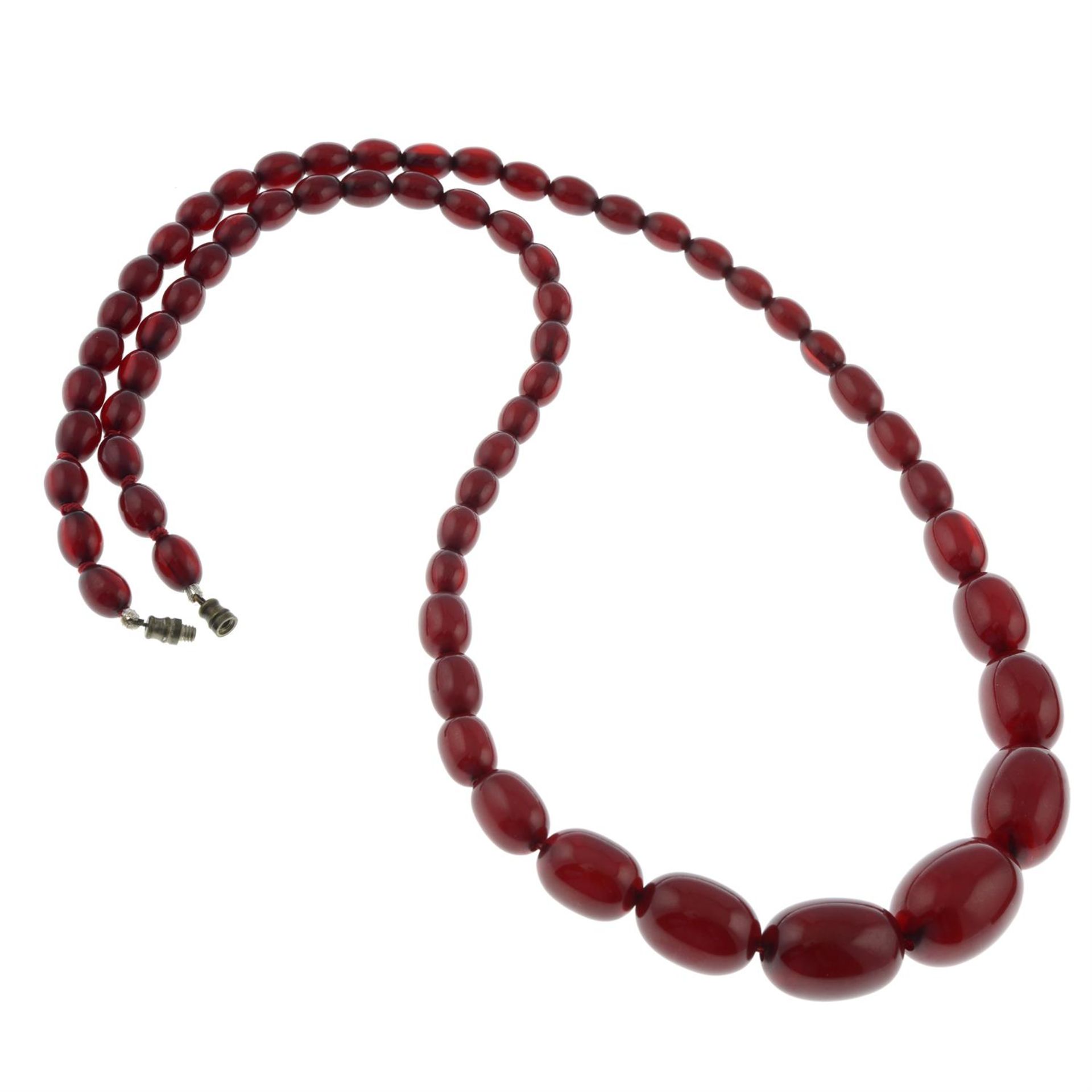 A graduated bakelite single-strand necklace. - Image 2 of 2