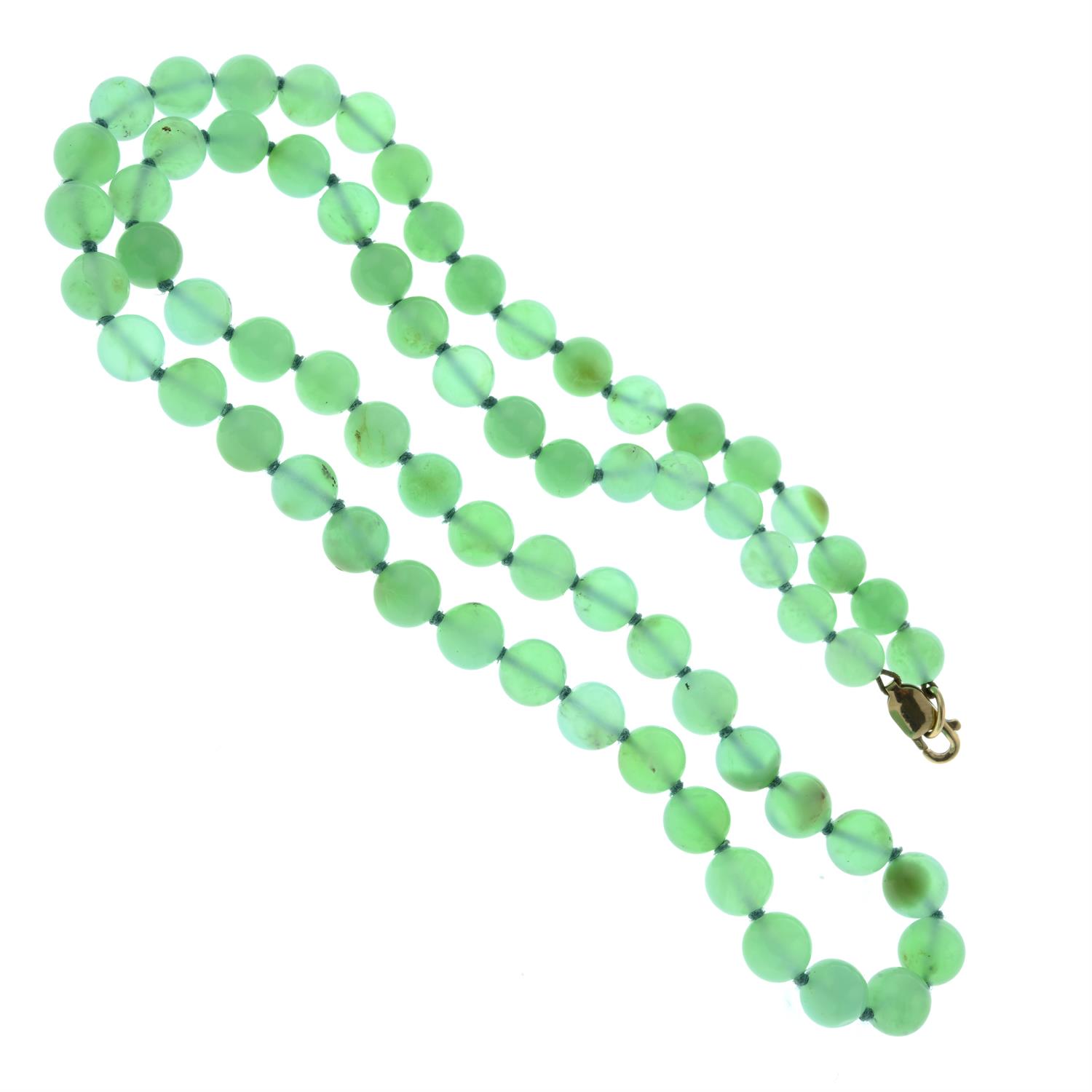 A chrysoprase quartz bead single-strand necklace. - Image 2 of 2