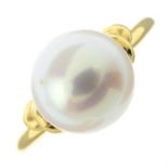 An 18ct gold cultured pearl ring.