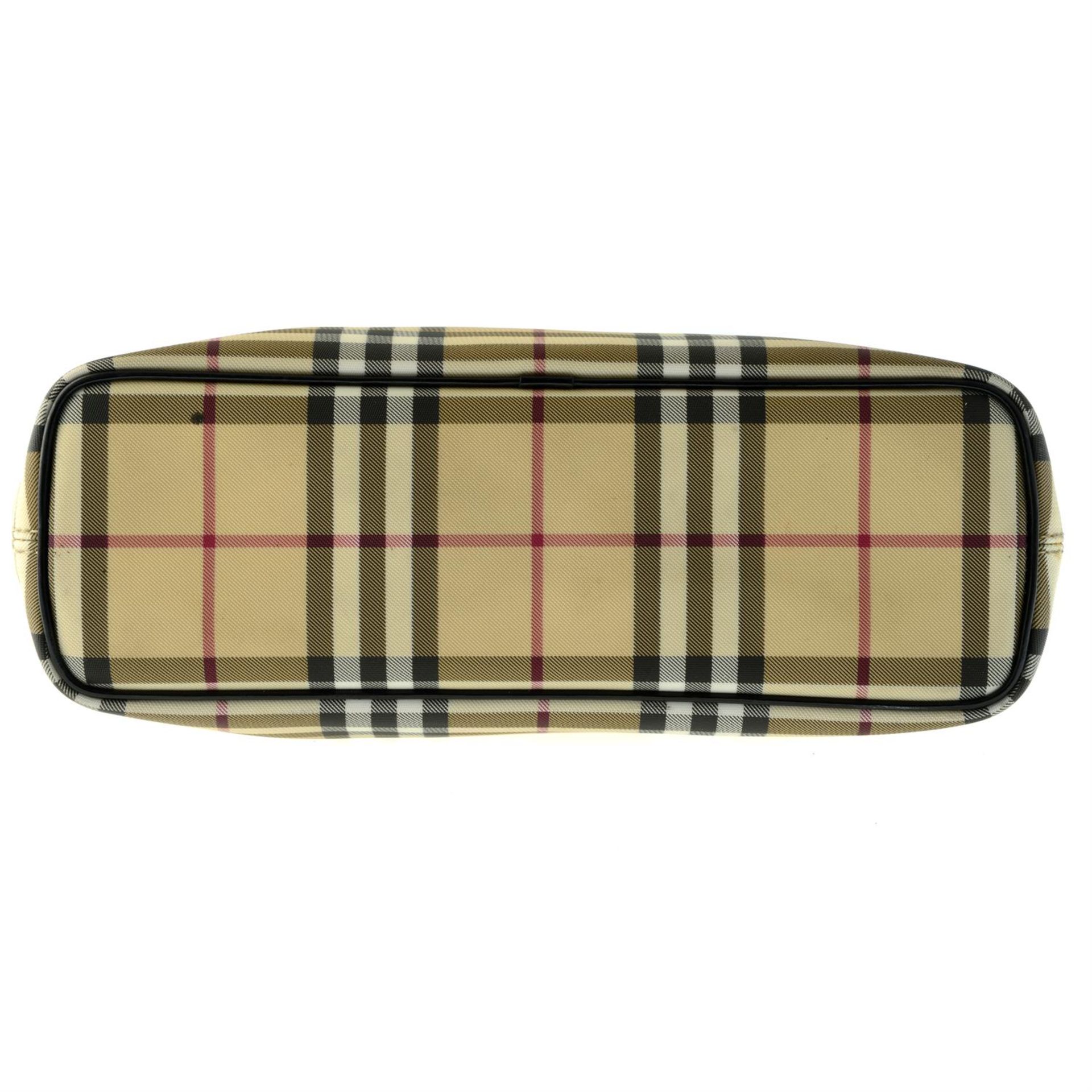 BURBERRY - a Nova check handbag. - Image 4 of 4