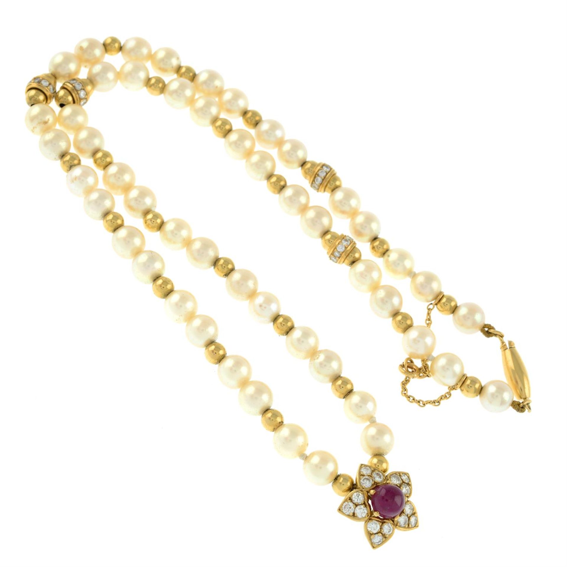A cultured pearl single-strand necklace, with diamond rondelle and bead spacers, to a ruby cabochon - Bild 4 aus 4
