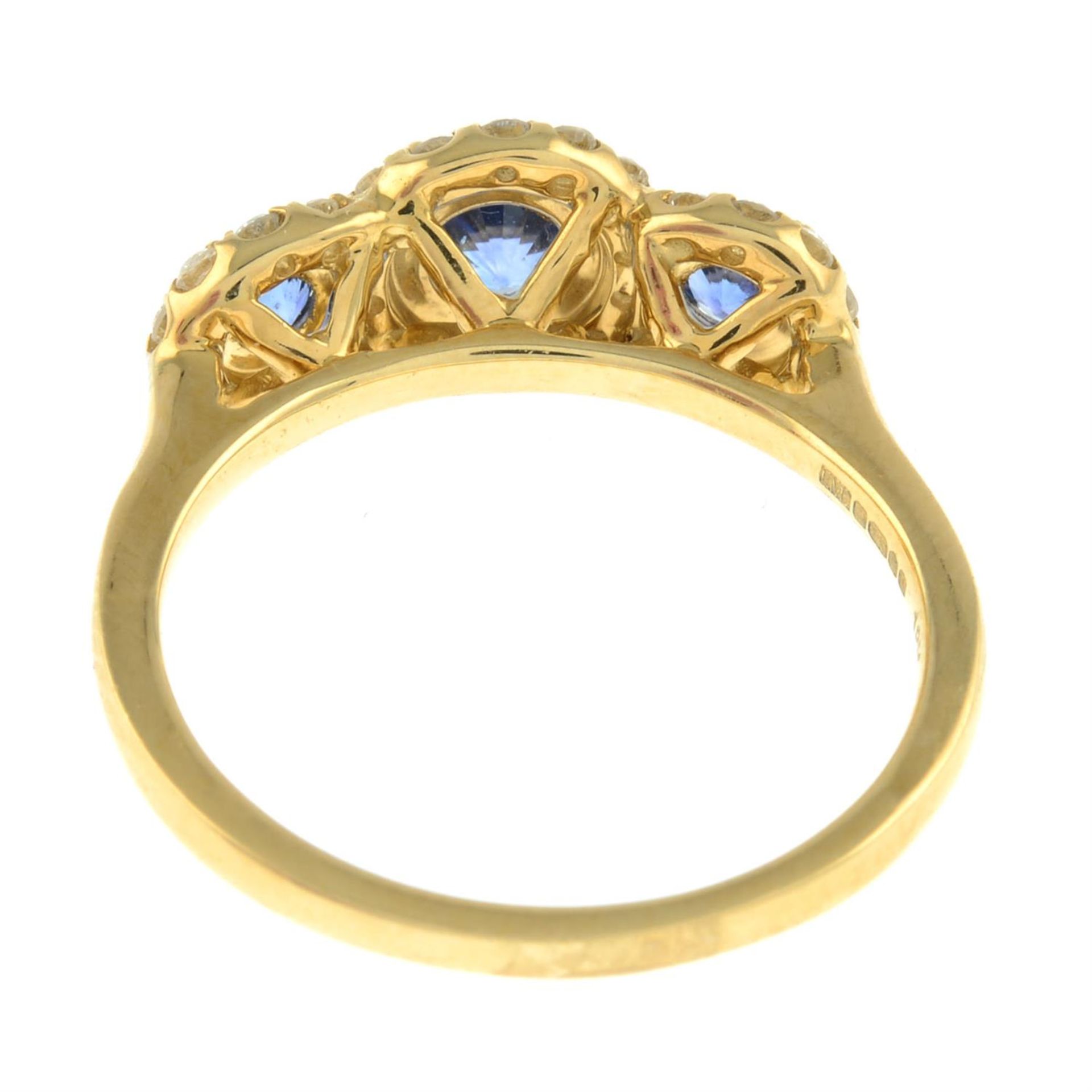 An 18ct gold graduated sapphire three-stone ring, with brilliant-cut diamond shared surround. - Bild 3 aus 5