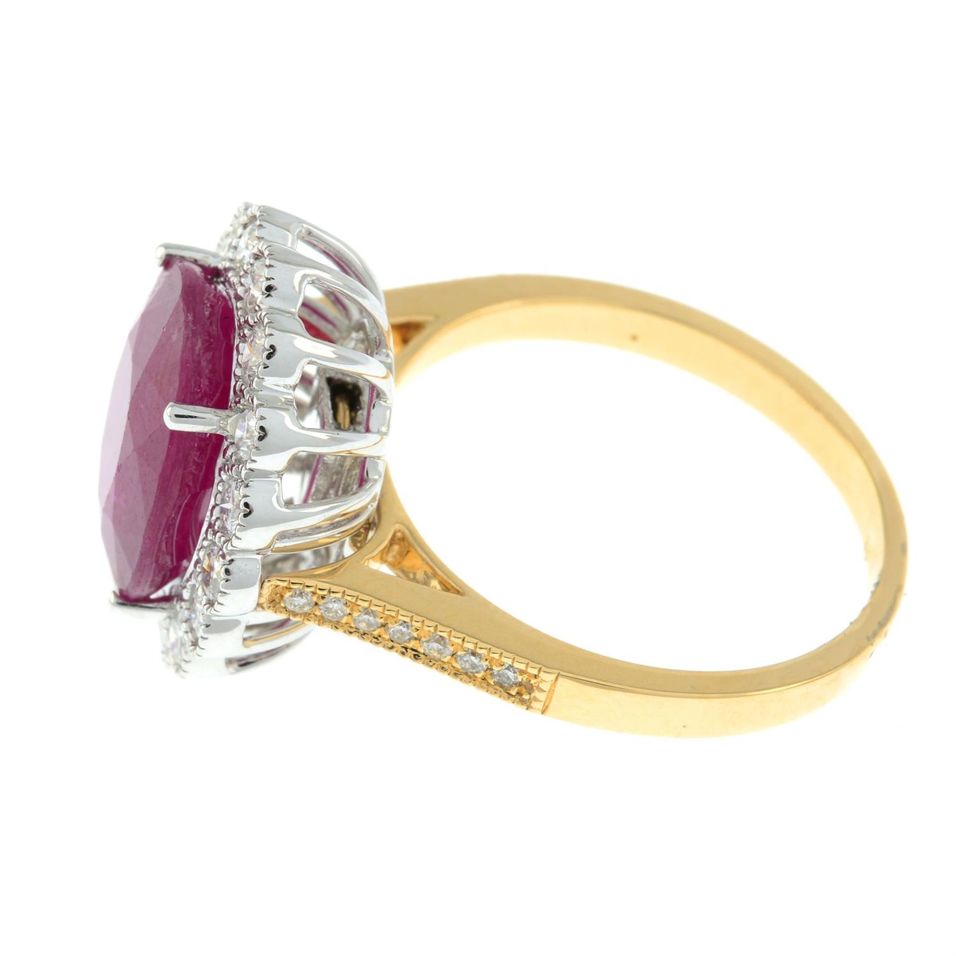 An 18ct gold ruby and diamond cluster ring. - Bild 4 aus 5
