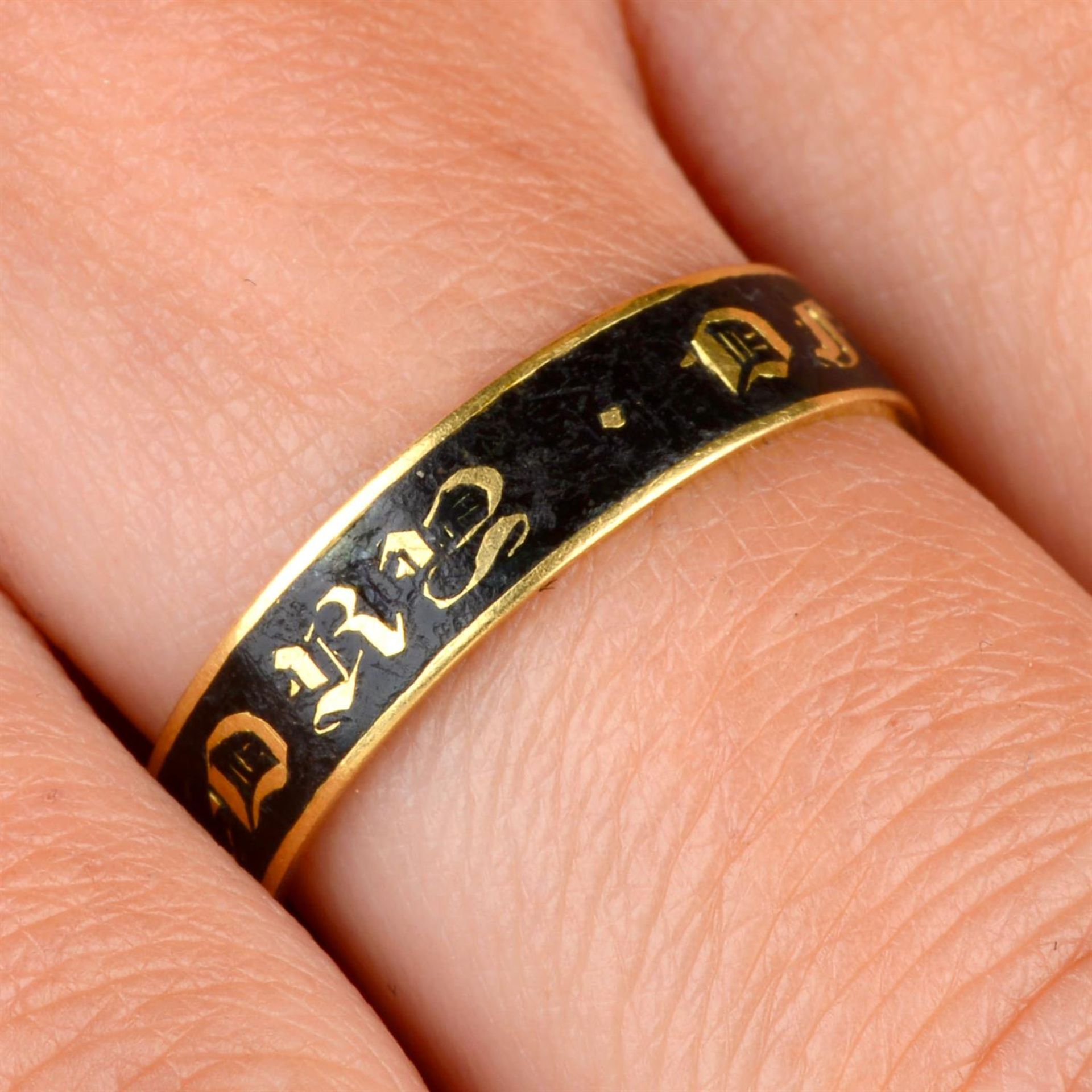 A Georgian 18ct gold black enamel 'In Memory Of' band ring.