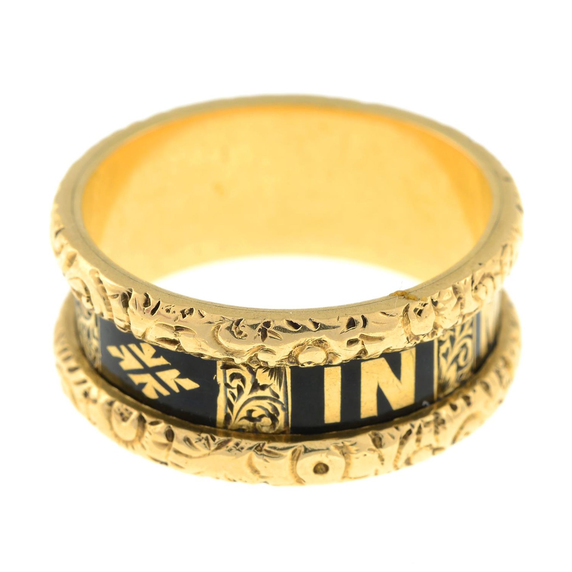 A late Victorian 18ct gold mourning ring, with black enamel 'In Memory Of' script and floral border. - Image 4 of 5