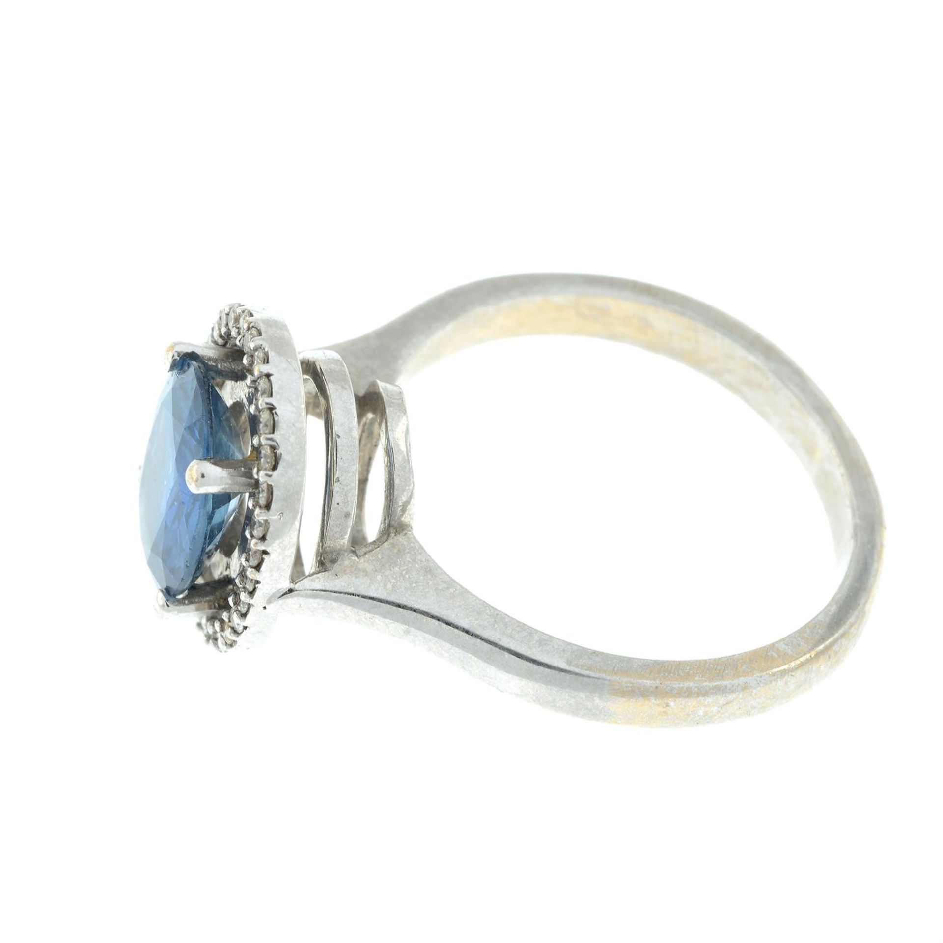An 18ct gold sapphire and brilliant-cut diamond cluster ring. - Bild 4 aus 5