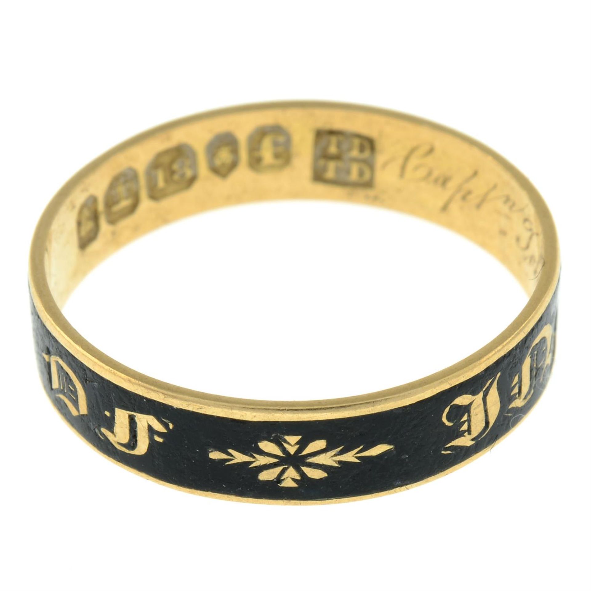 A Georgian 18ct gold black enamel 'In Memory Of' band ring. - Image 3 of 7