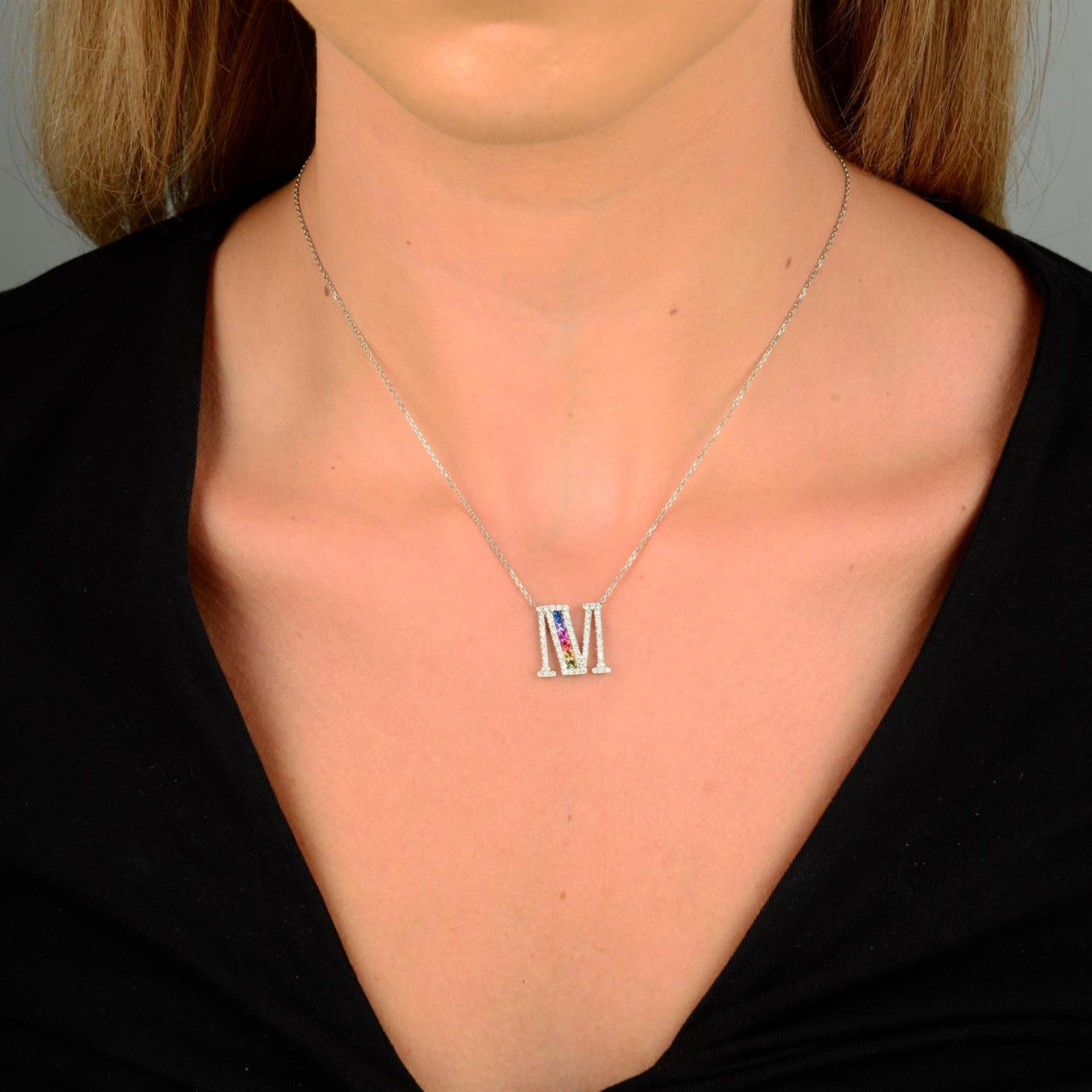 A vari-hue sapphire and brilliant-cut diamond initial 'M' pendant, on chain. - Bild 5 aus 5