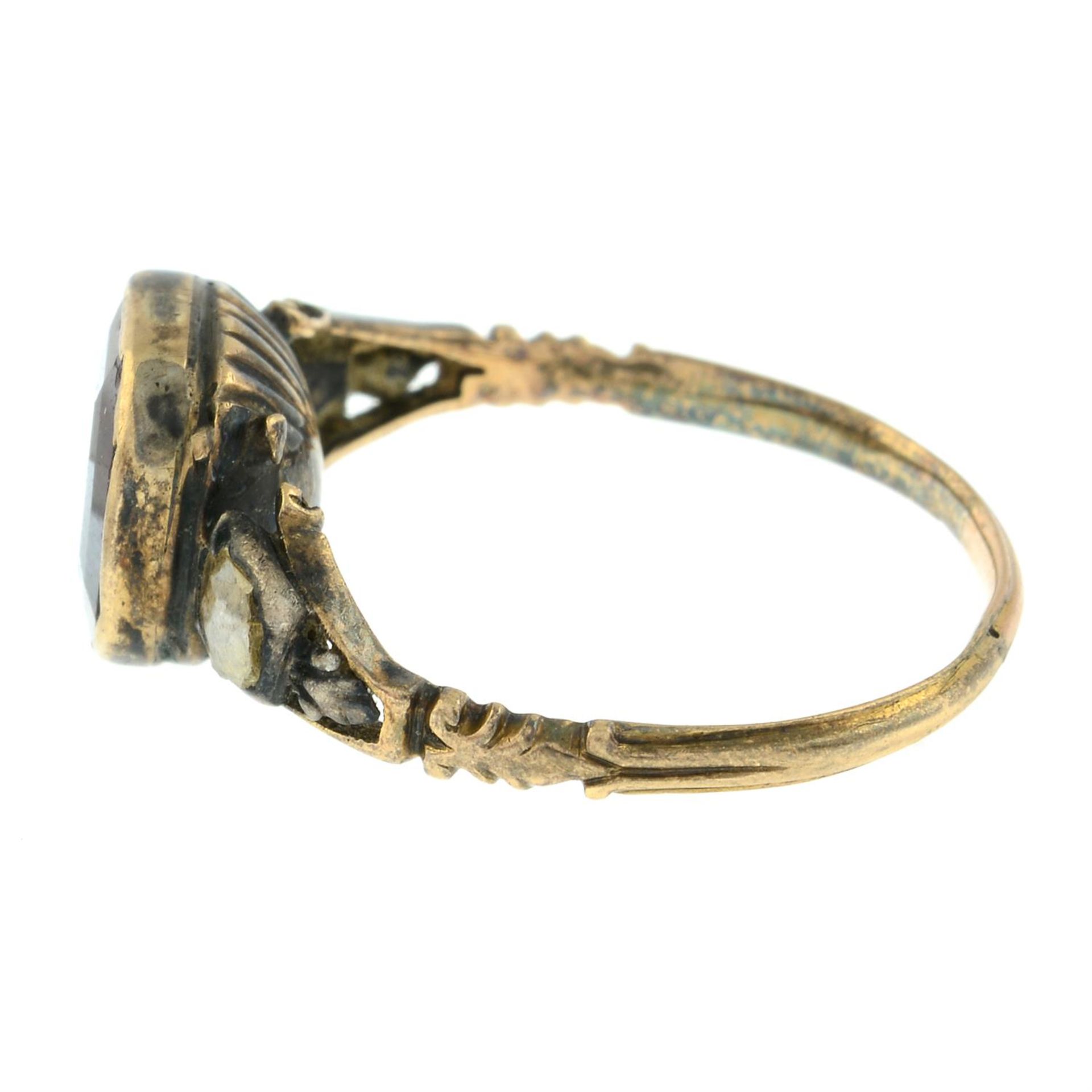 A Georgian silver and gold, foil-back garnet ring, with rose-cut diamond shoulders. - Bild 4 aus 5