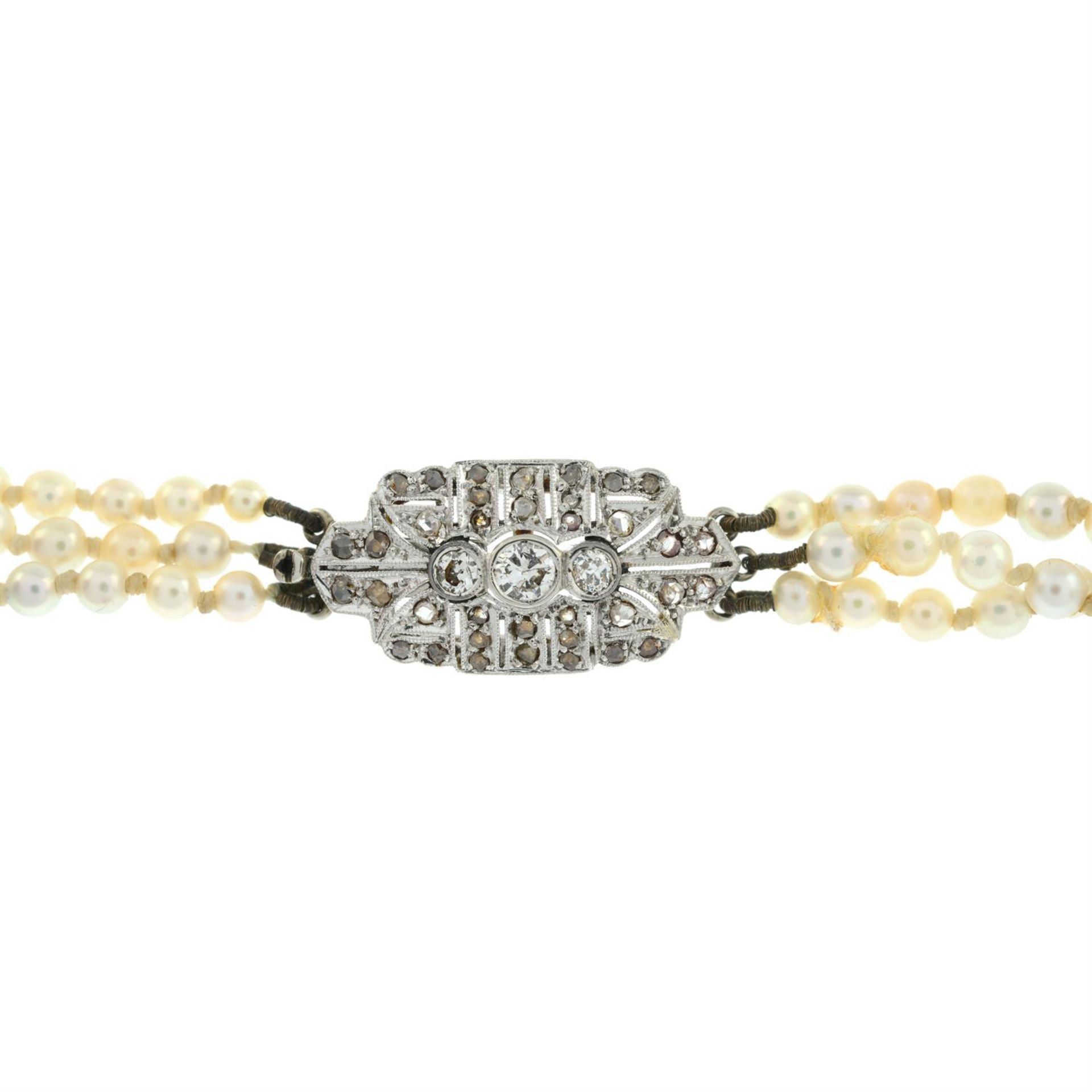 An Edwardian graduated cultured pearl three-row necklace, with diamond clasp. - Bild 3 aus 4