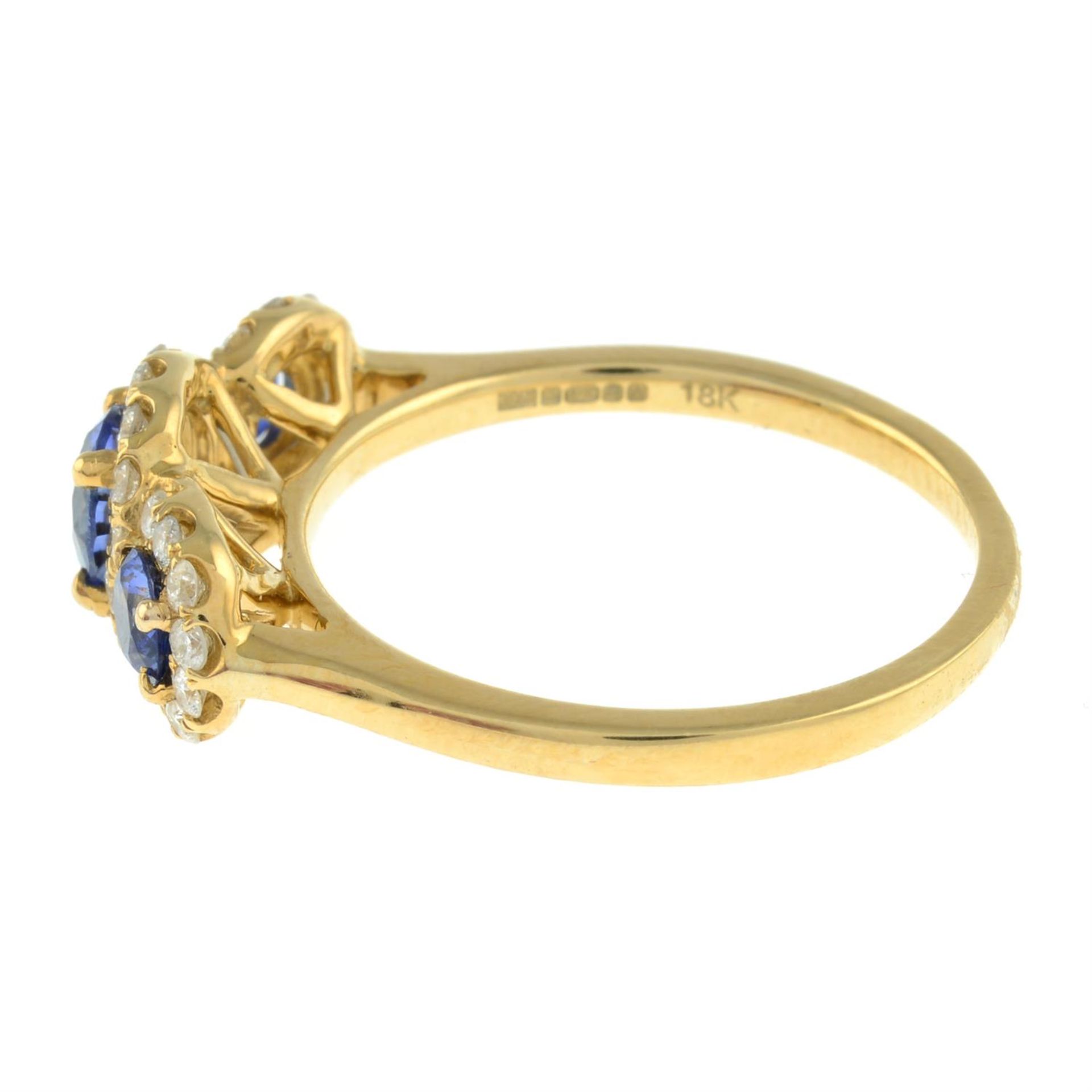 An 18ct gold graduated sapphire three-stone ring, with brilliant-cut diamond shared surround. - Bild 4 aus 5