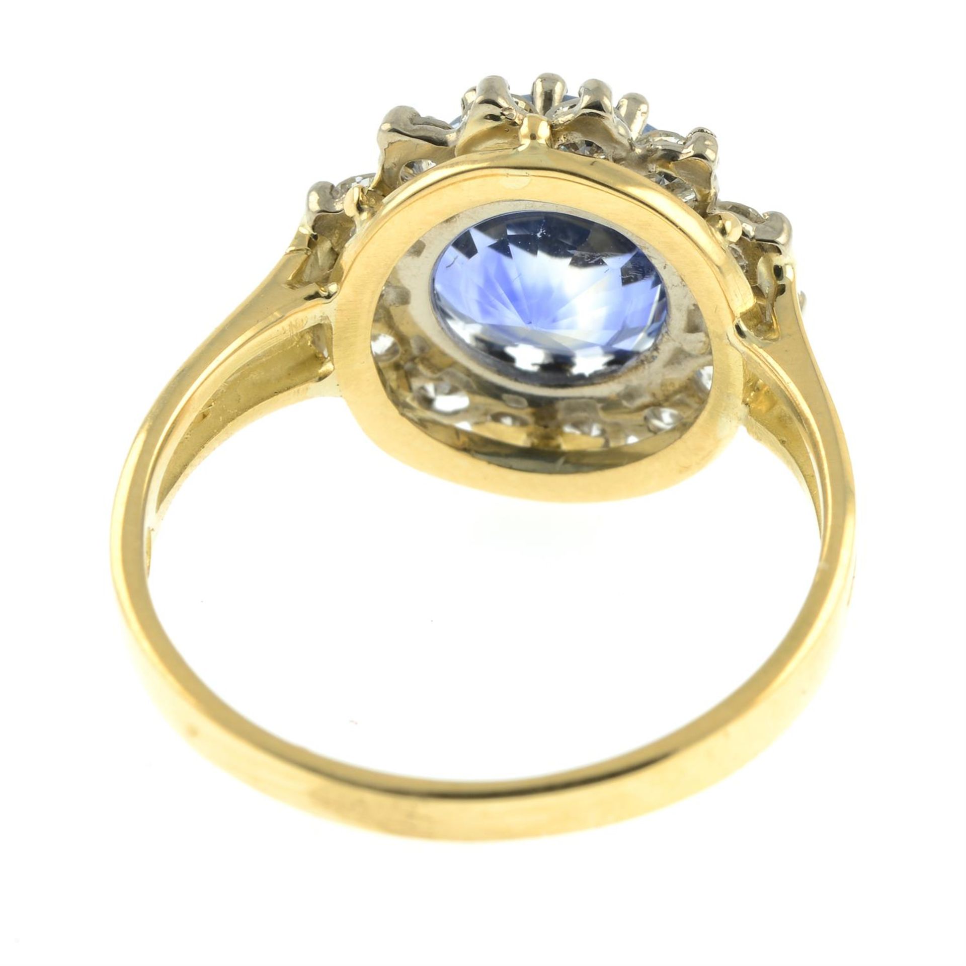 An 18ct gold sapphire and brilliant-cut diamond cluster ring. - Bild 4 aus 5