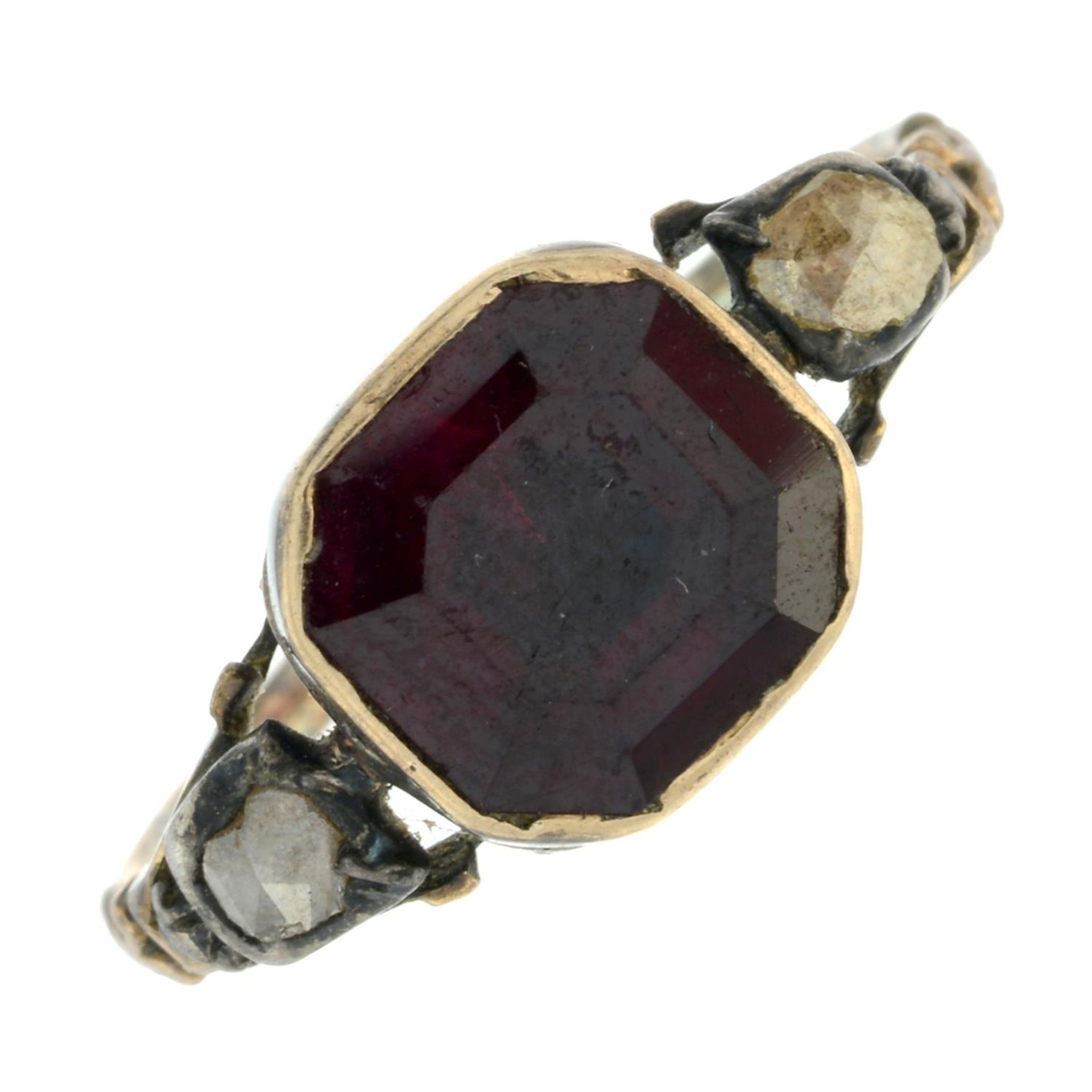 A Georgian silver and gold, foil-back garnet ring, with rose-cut diamond shoulders. - Bild 2 aus 5