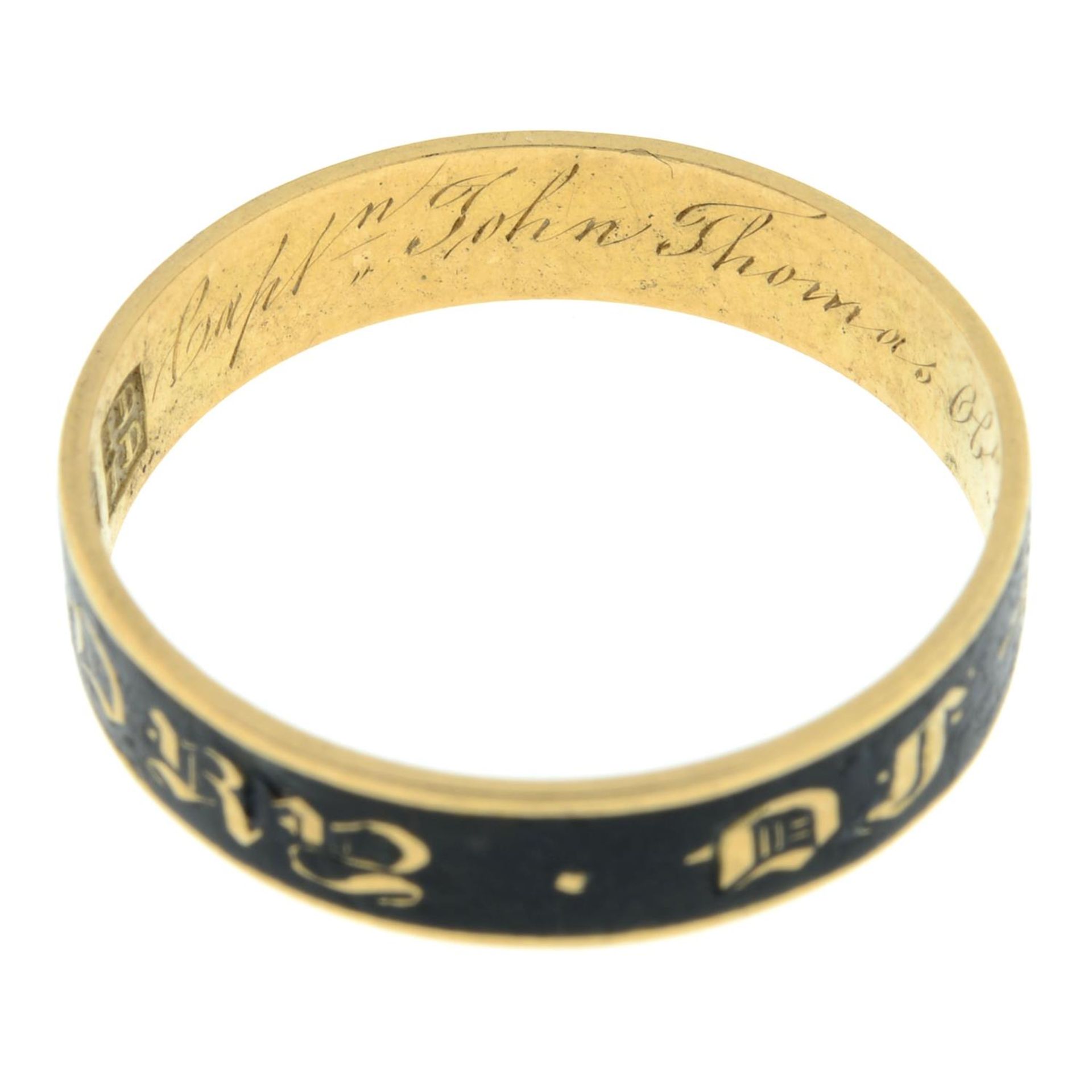 A Georgian 18ct gold black enamel 'In Memory Of' band ring. - Image 5 of 7