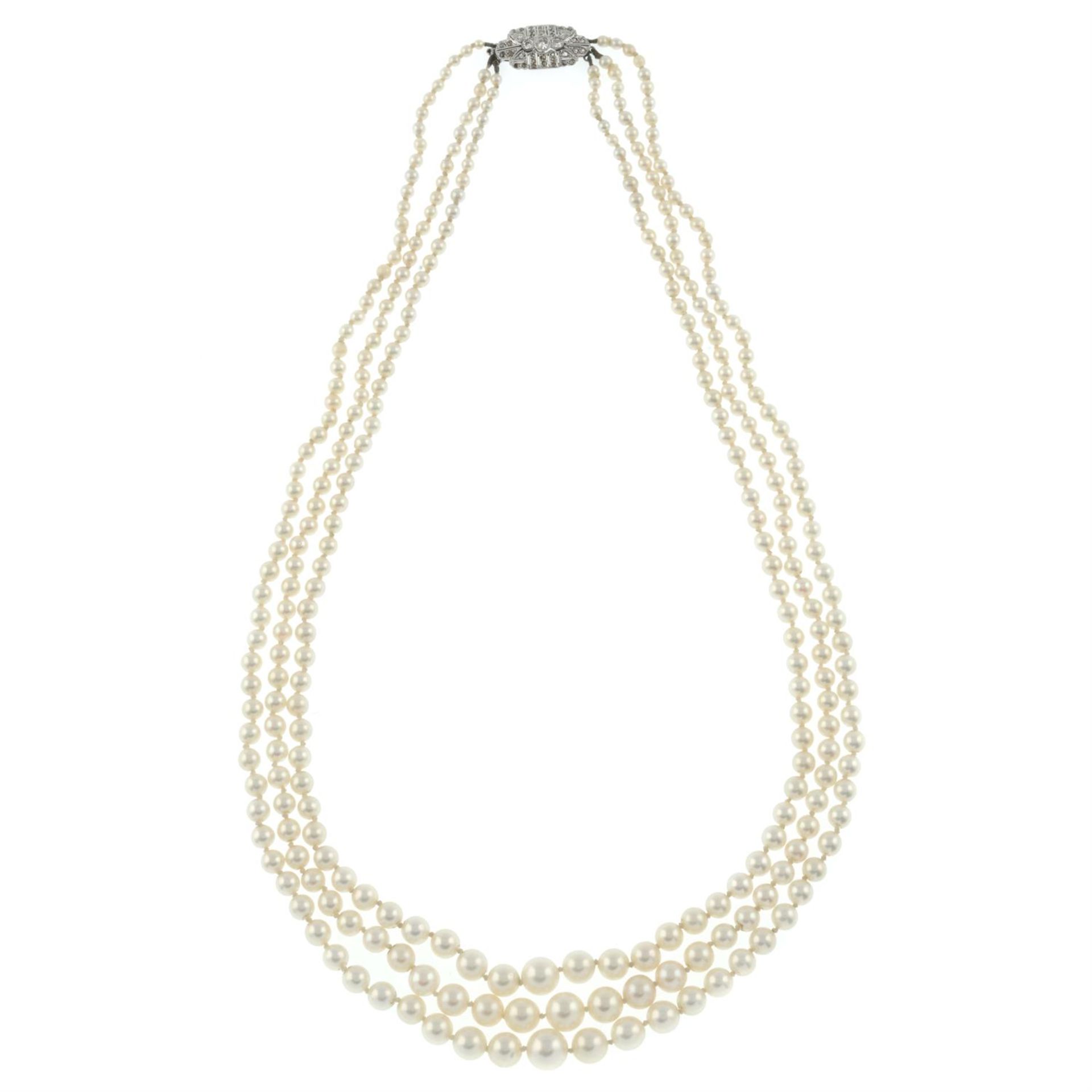 An Edwardian graduated cultured pearl three-row necklace, with diamond clasp. - Bild 2 aus 4