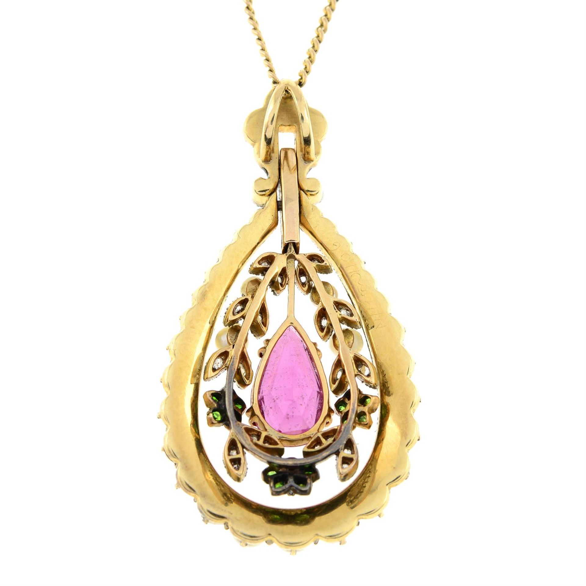 An Edwardian gold pink tourmaline, green garnet, seed pearl and rose-cut diamond openwork drop - Bild 3 aus 5