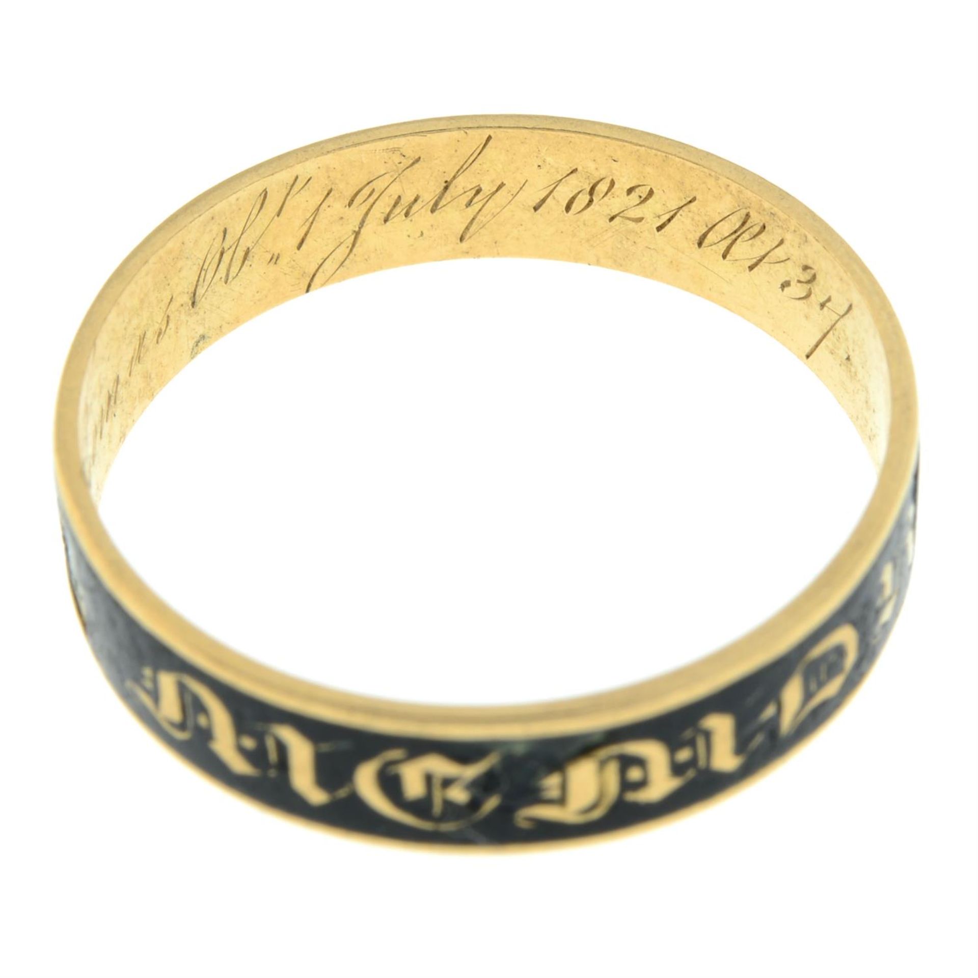 A Georgian 18ct gold black enamel 'In Memory Of' band ring. - Image 6 of 7
