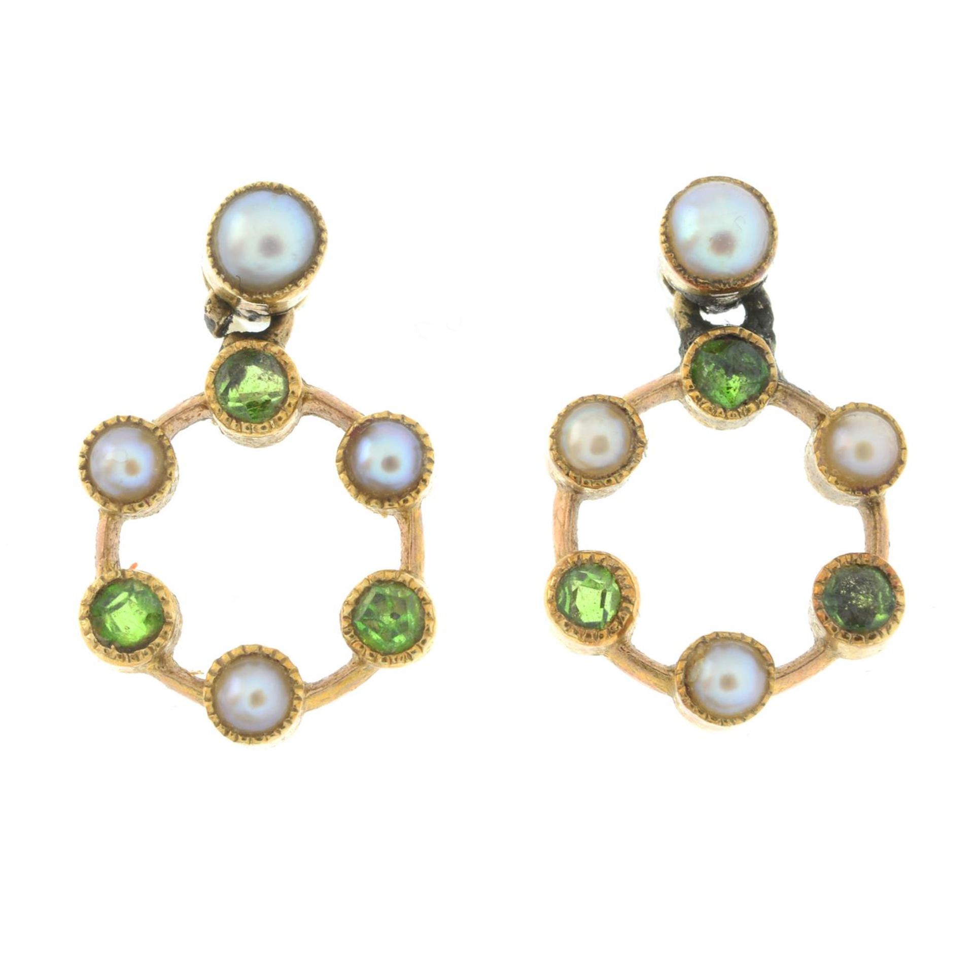 A pair of demantoid garnet and split pearl earrings. - Bild 2 aus 4