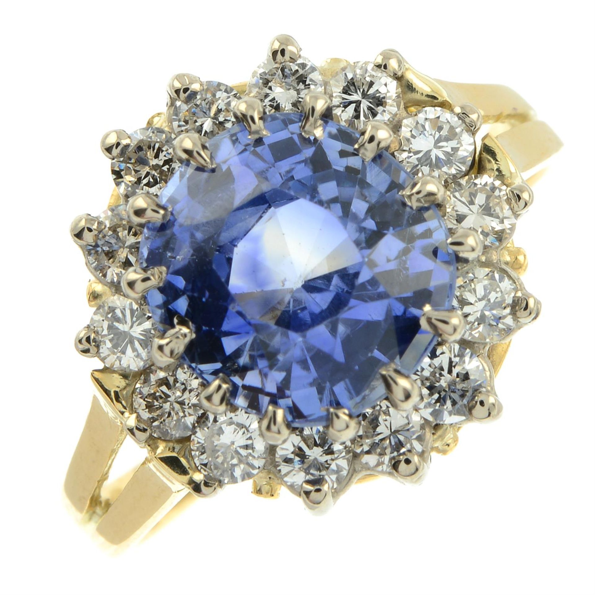An 18ct gold sapphire and brilliant-cut diamond cluster ring. - Bild 2 aus 5