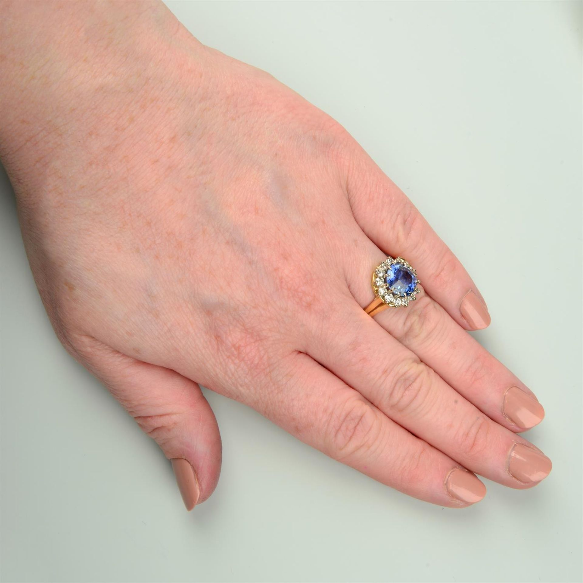 An 18ct gold sapphire and brilliant-cut diamond cluster ring. - Bild 5 aus 5