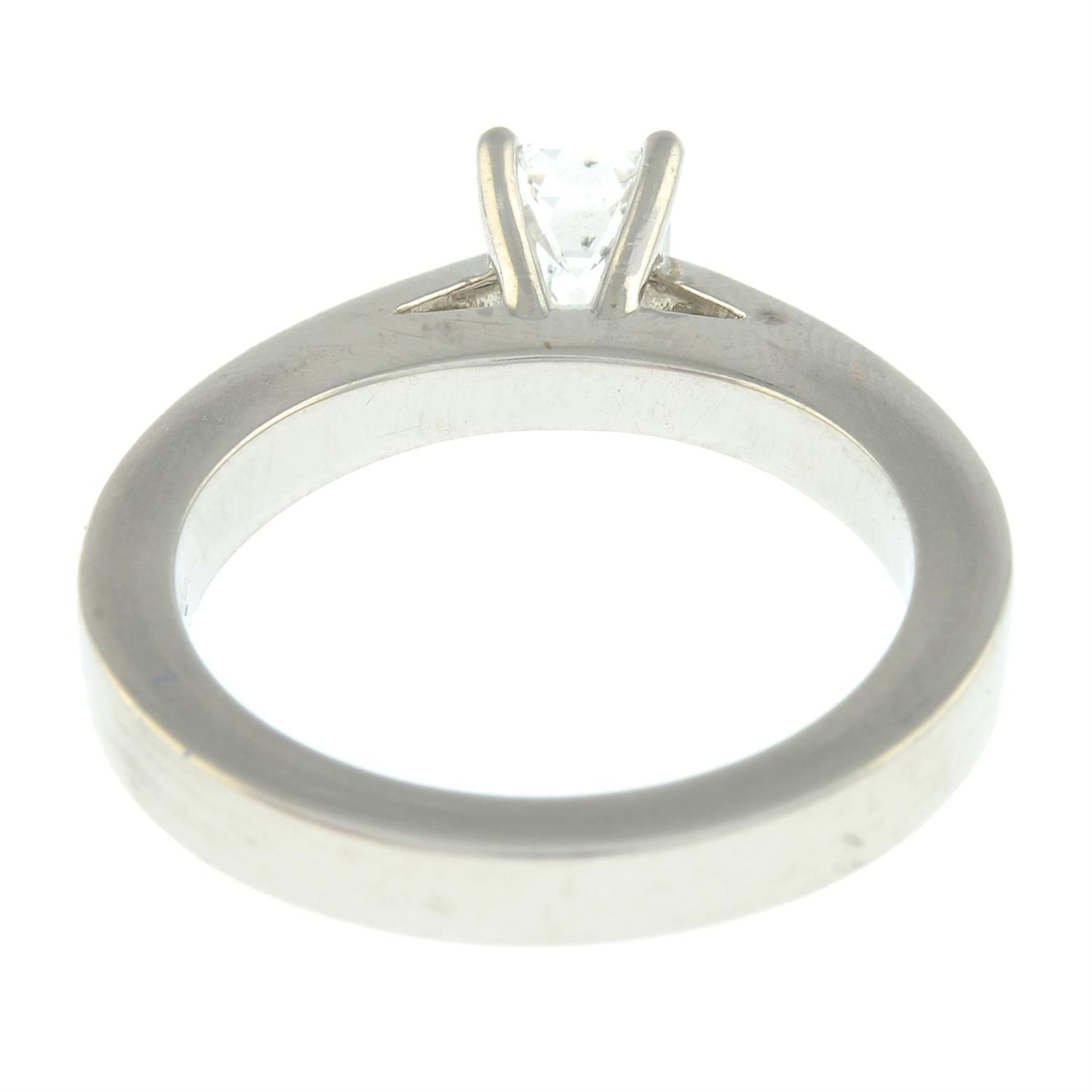 A platinum rectangular-shape diamond single-stone ring. - Bild 3 aus 5