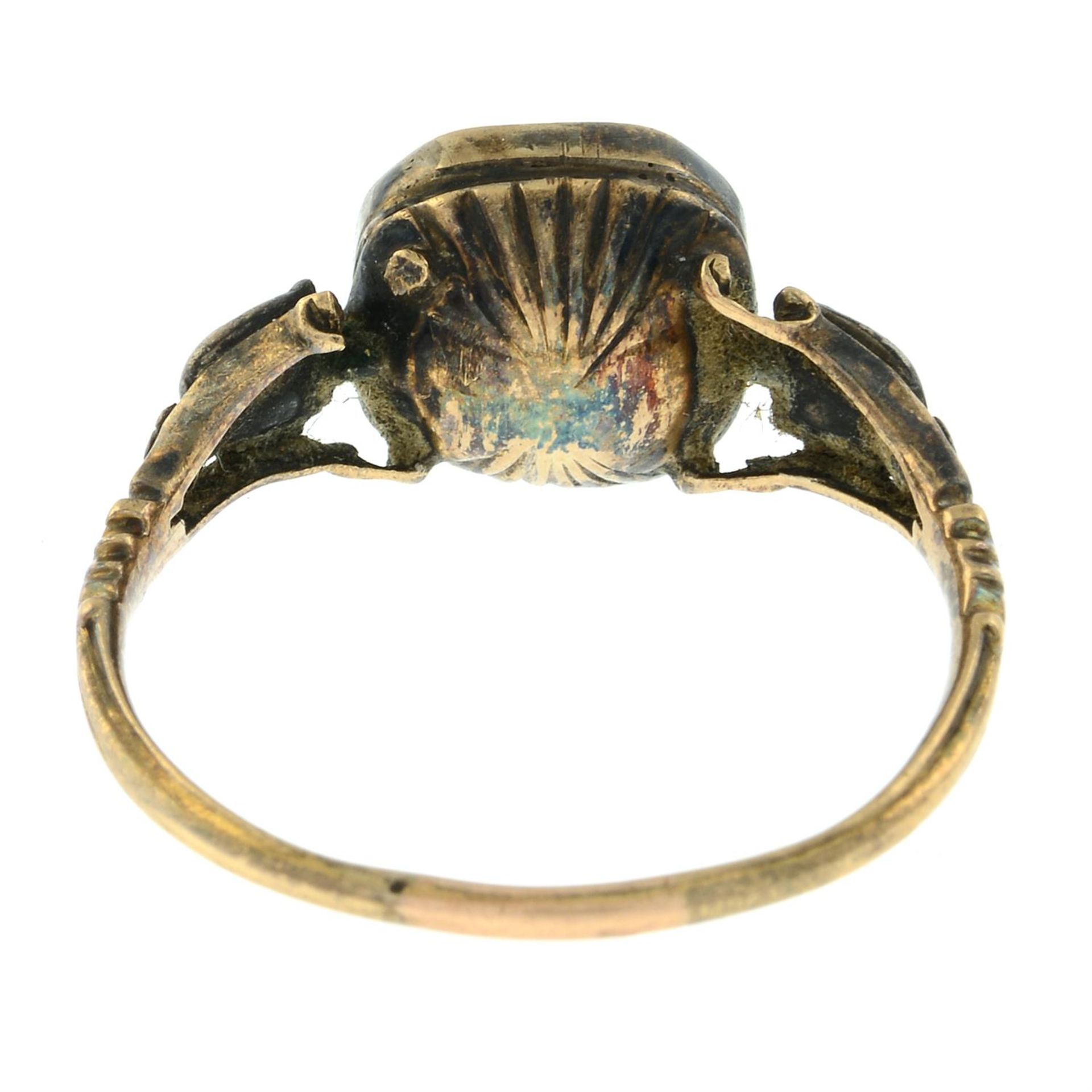 A Georgian silver and gold, foil-back garnet ring, with rose-cut diamond shoulders. - Bild 3 aus 5