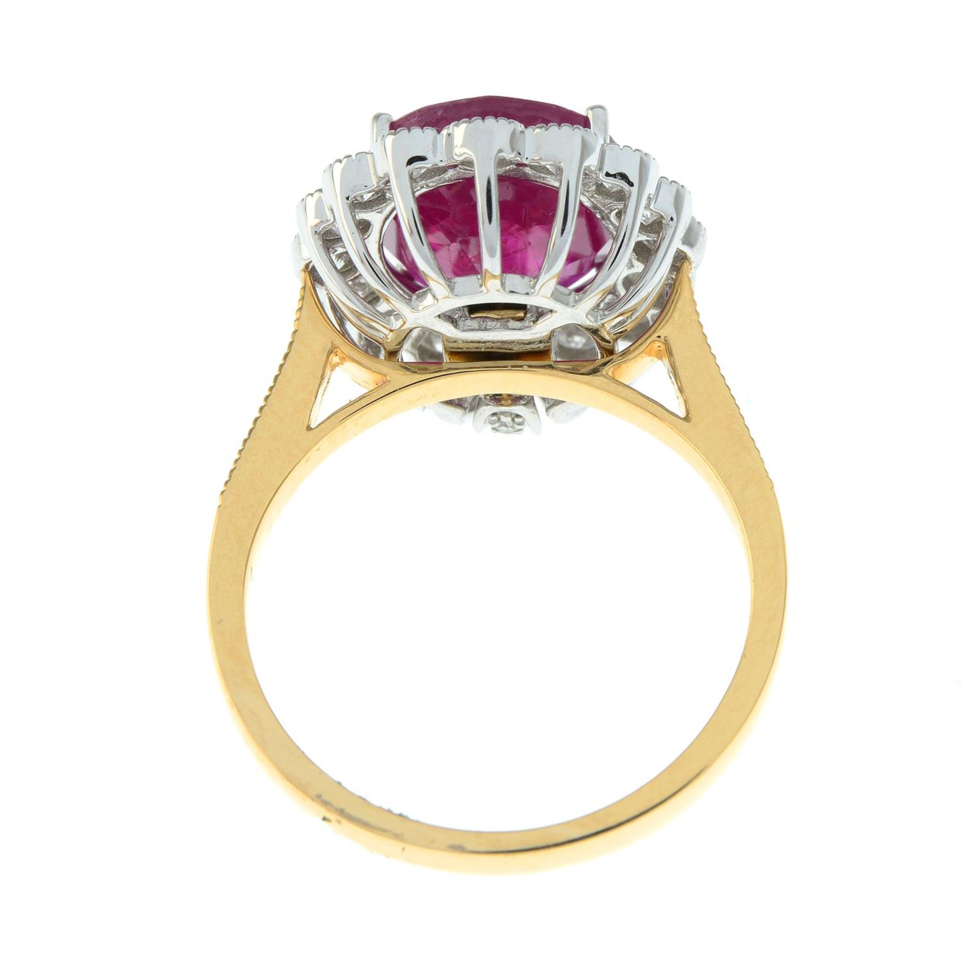 An 18ct gold ruby and diamond cluster ring. - Bild 3 aus 5