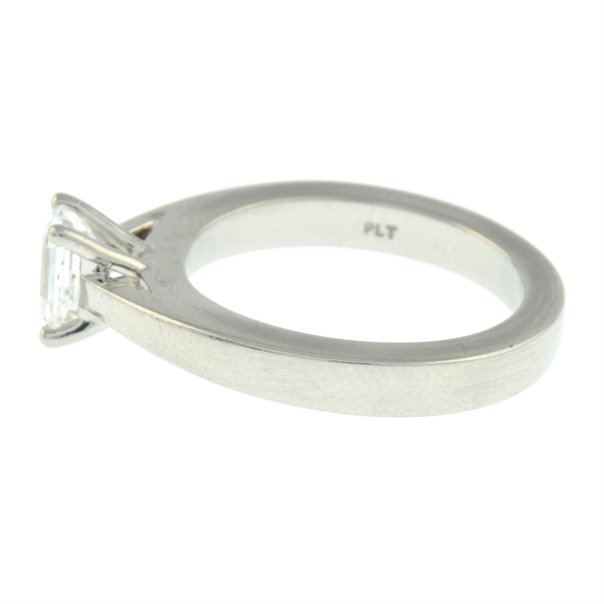 A platinum rectangular-shape diamond single-stone ring. - Bild 4 aus 5