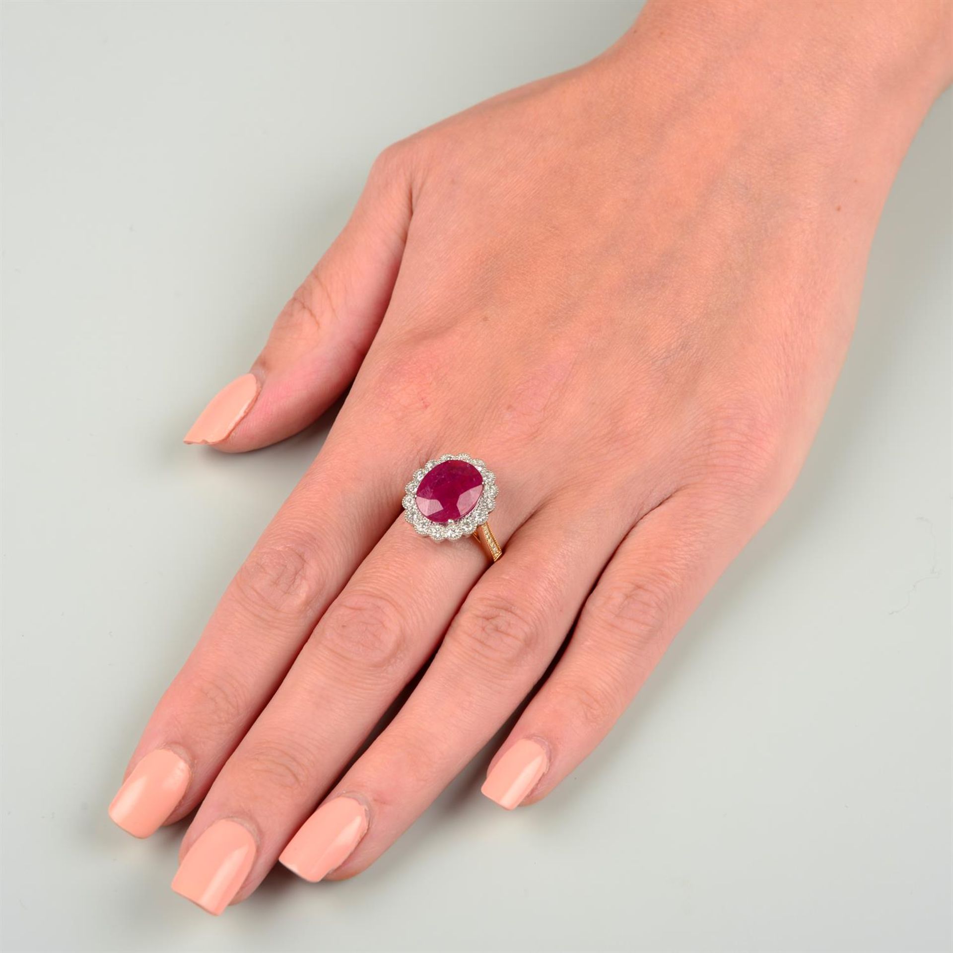 An 18ct gold ruby and diamond cluster ring. - Bild 5 aus 5