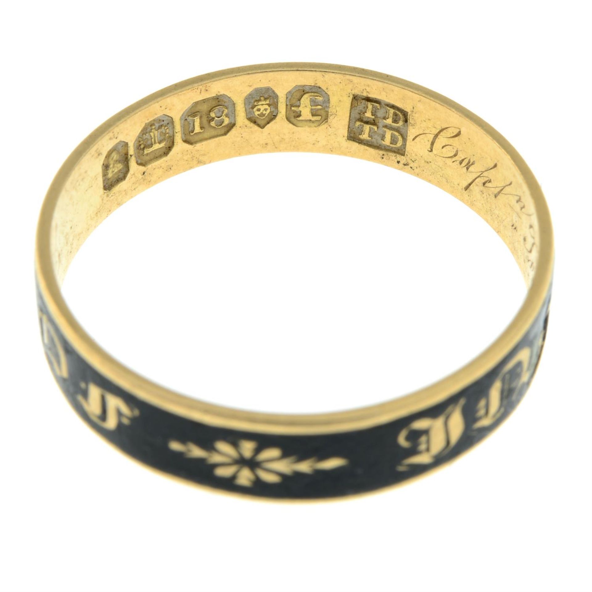 A Georgian 18ct gold black enamel 'In Memory Of' band ring. - Image 4 of 7