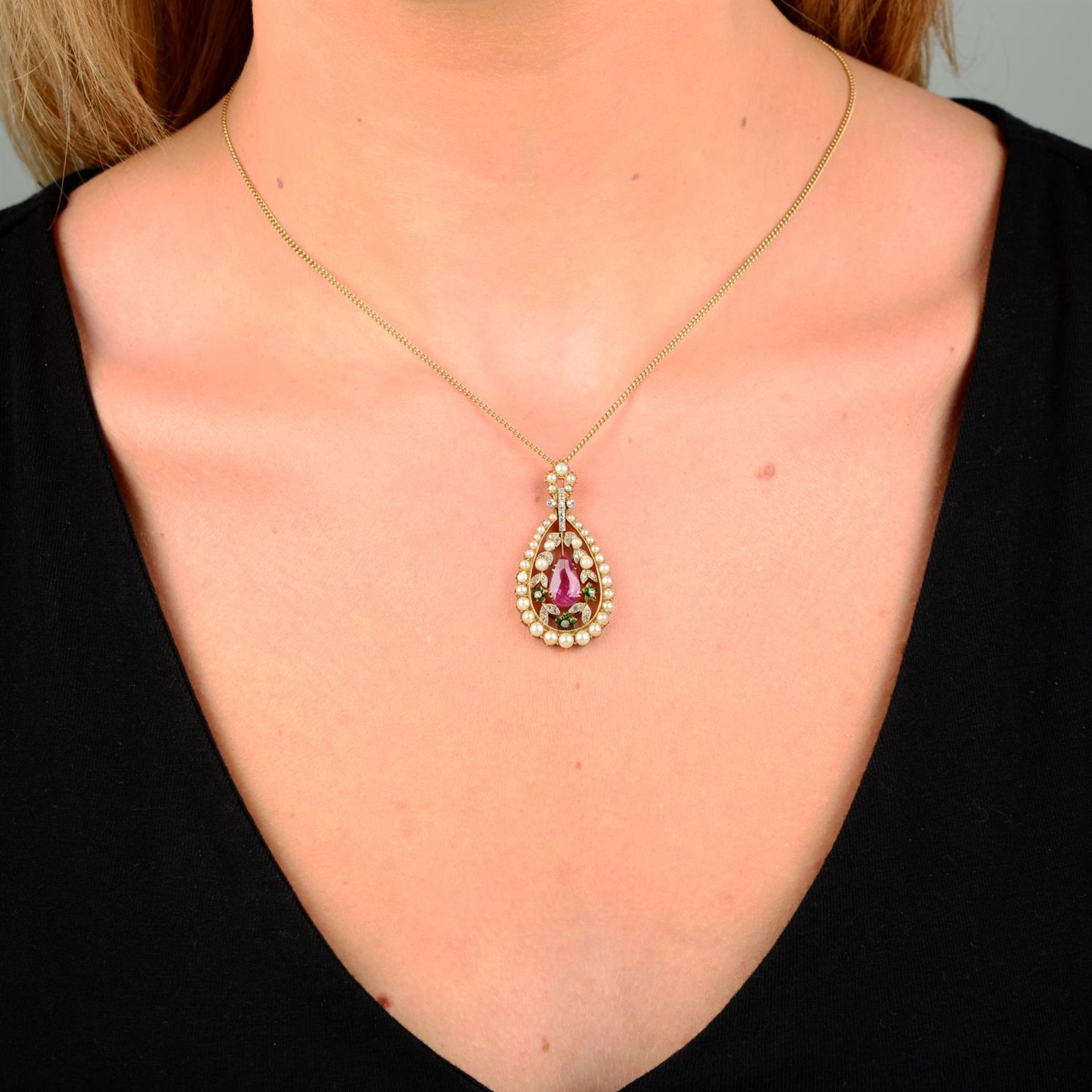 An Edwardian gold pink tourmaline, green garnet, seed pearl and rose-cut diamond openwork drop - Bild 5 aus 5