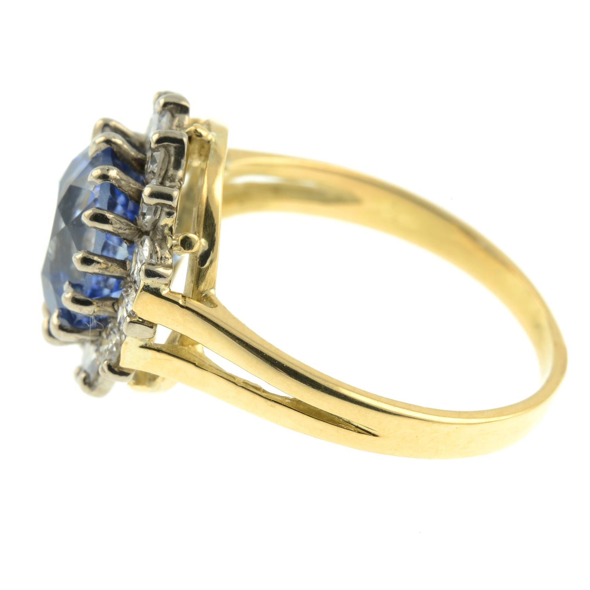 An 18ct gold sapphire and brilliant-cut diamond cluster ring. - Bild 3 aus 5