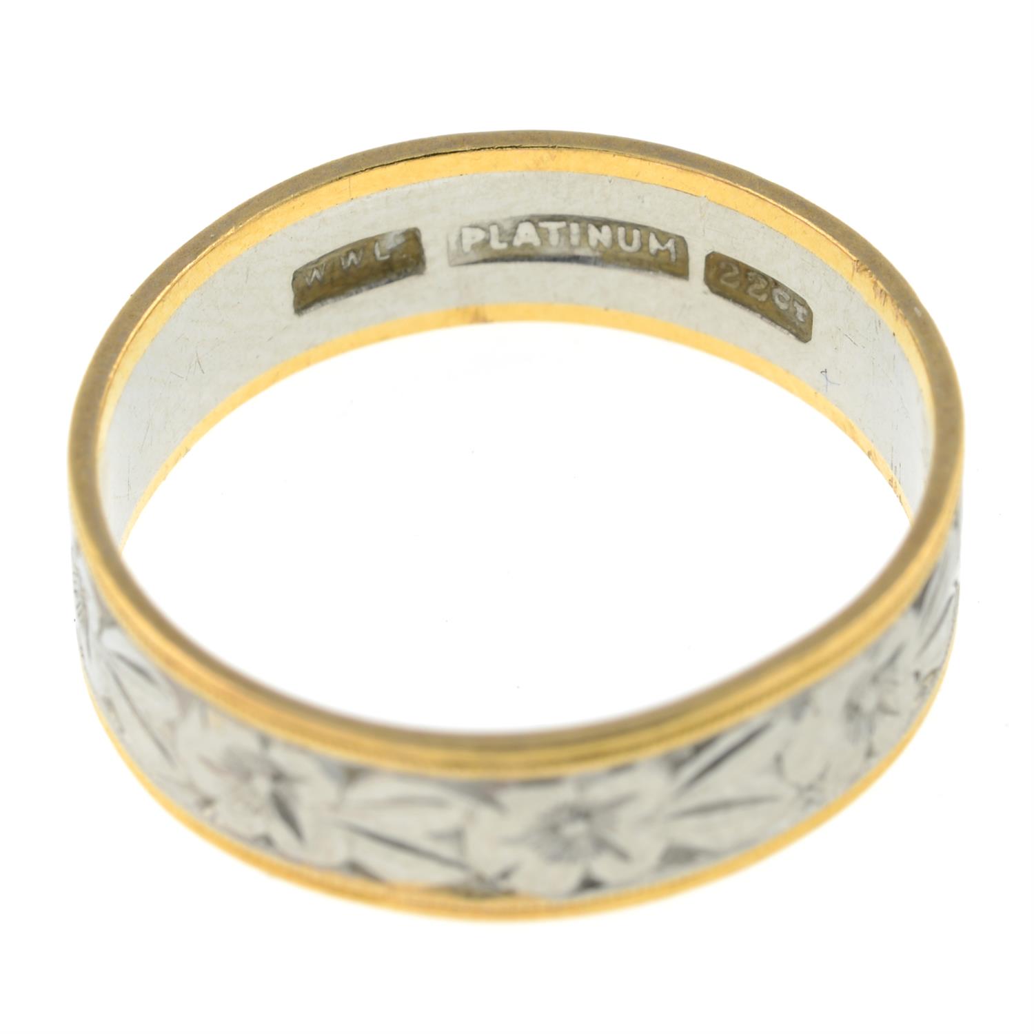 A bi-colour foliate engraved band ring. - Image 2 of 2