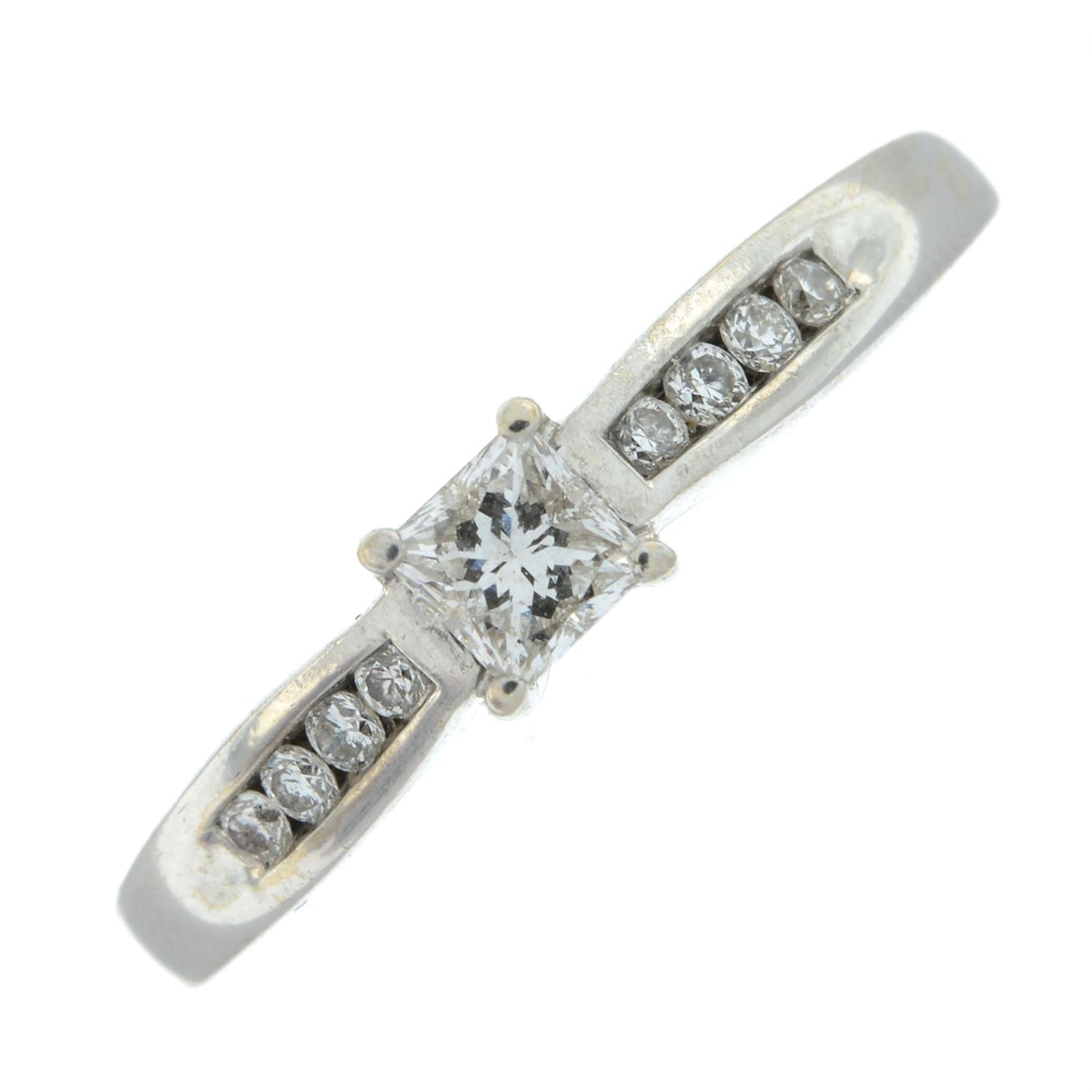 18ct gold vari-cut diamond ring