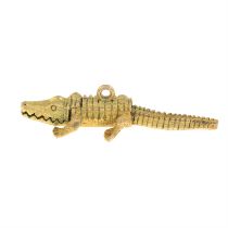 A 9ct gold articulated alligator charm/pendant.