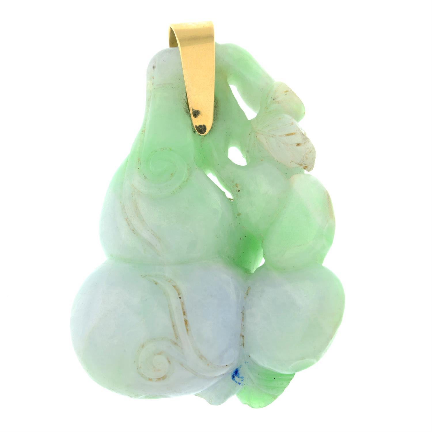 An early 20th century gold jadeite pendant, carved to depict a gourd and vine. - Image 2 of 2