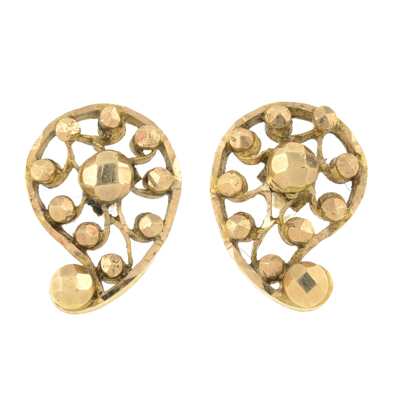 Openwork stud earrings