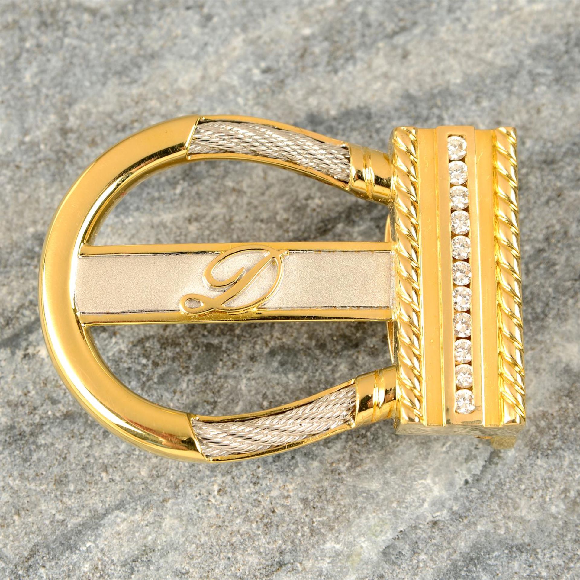 Bi-colour belt buckle, with brilliant-cut diamond highlights.