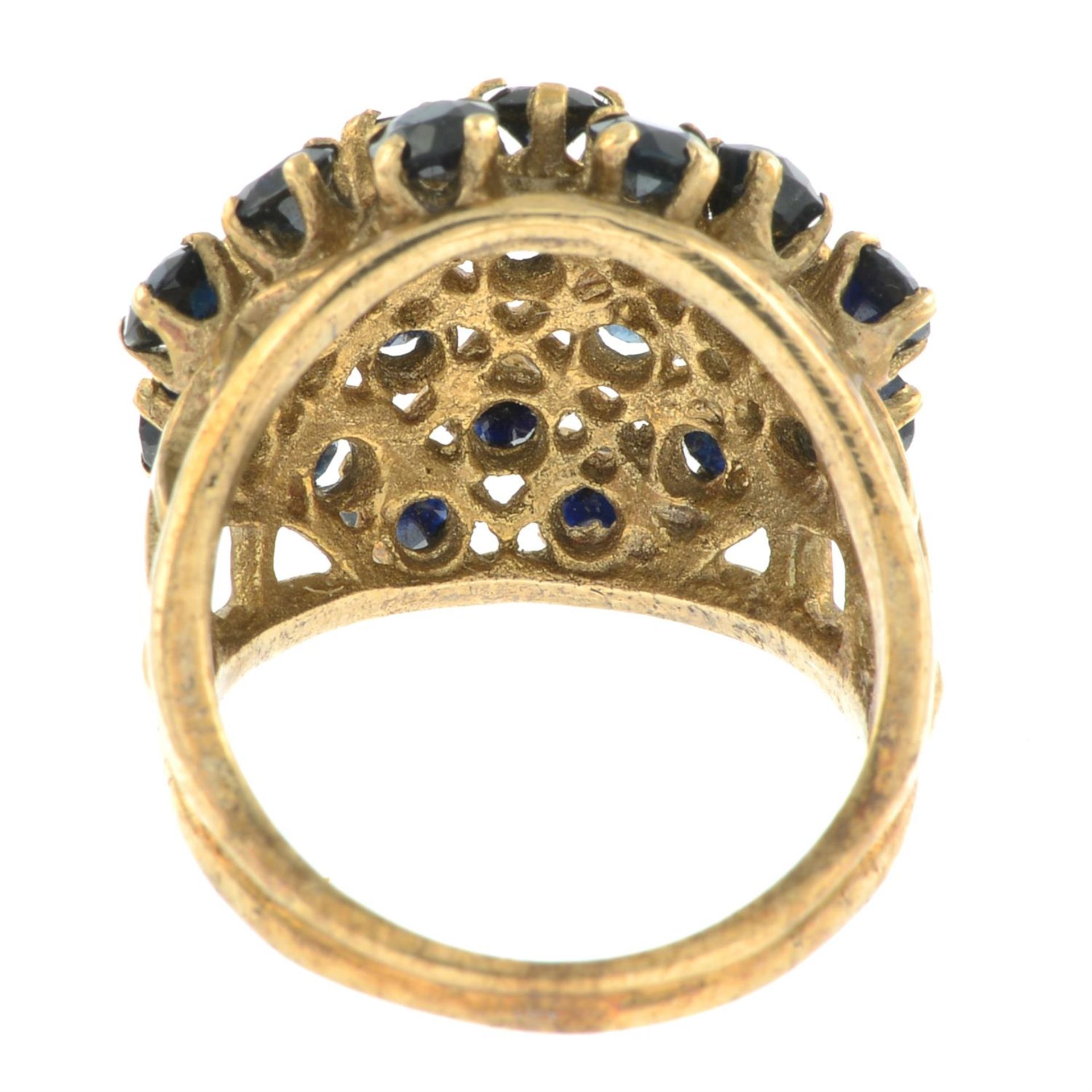 9ct gold sapphire ring. - Bild 2 aus 3