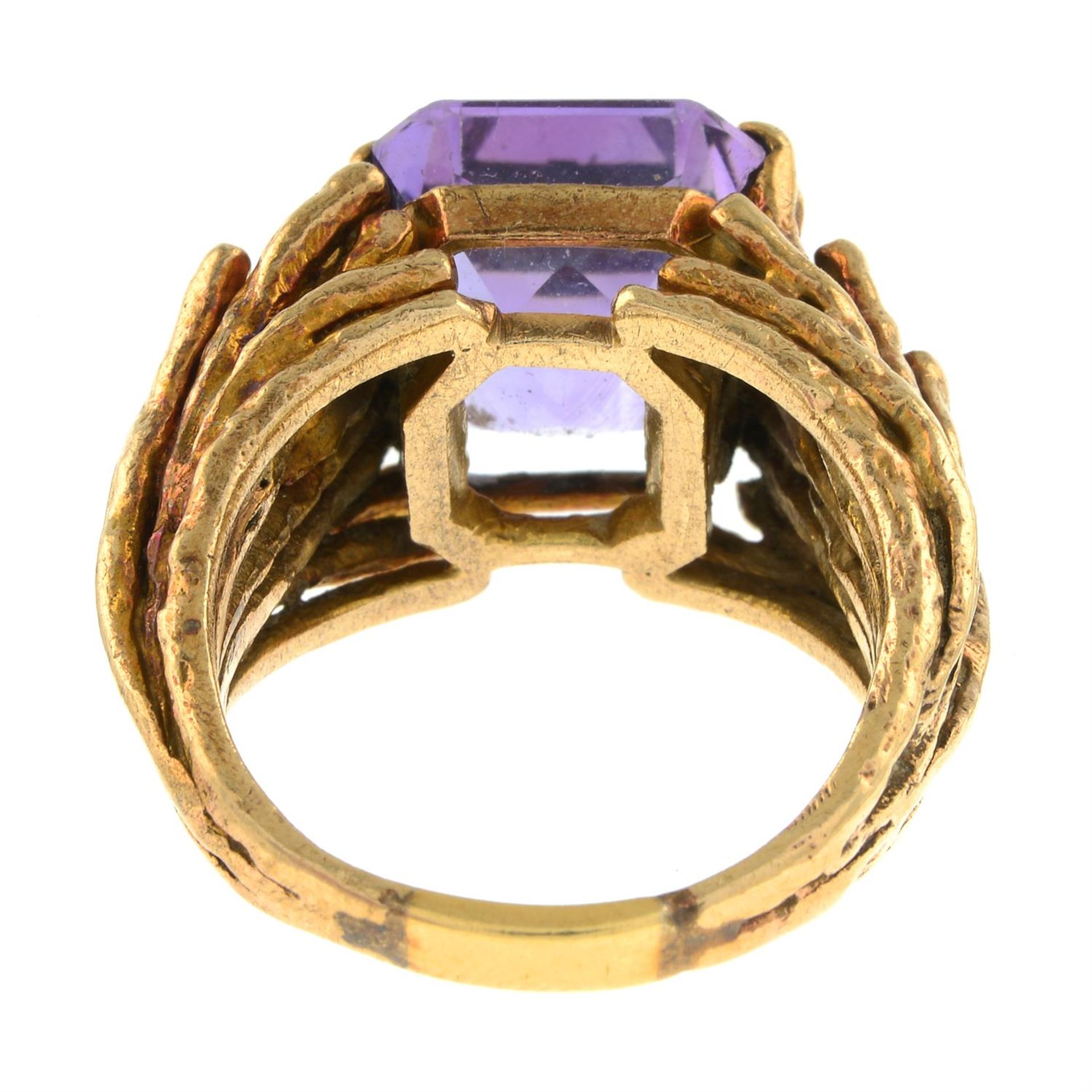 Mid 20th century gold amethyst single-stone textured ring. - Bild 2 aus 2