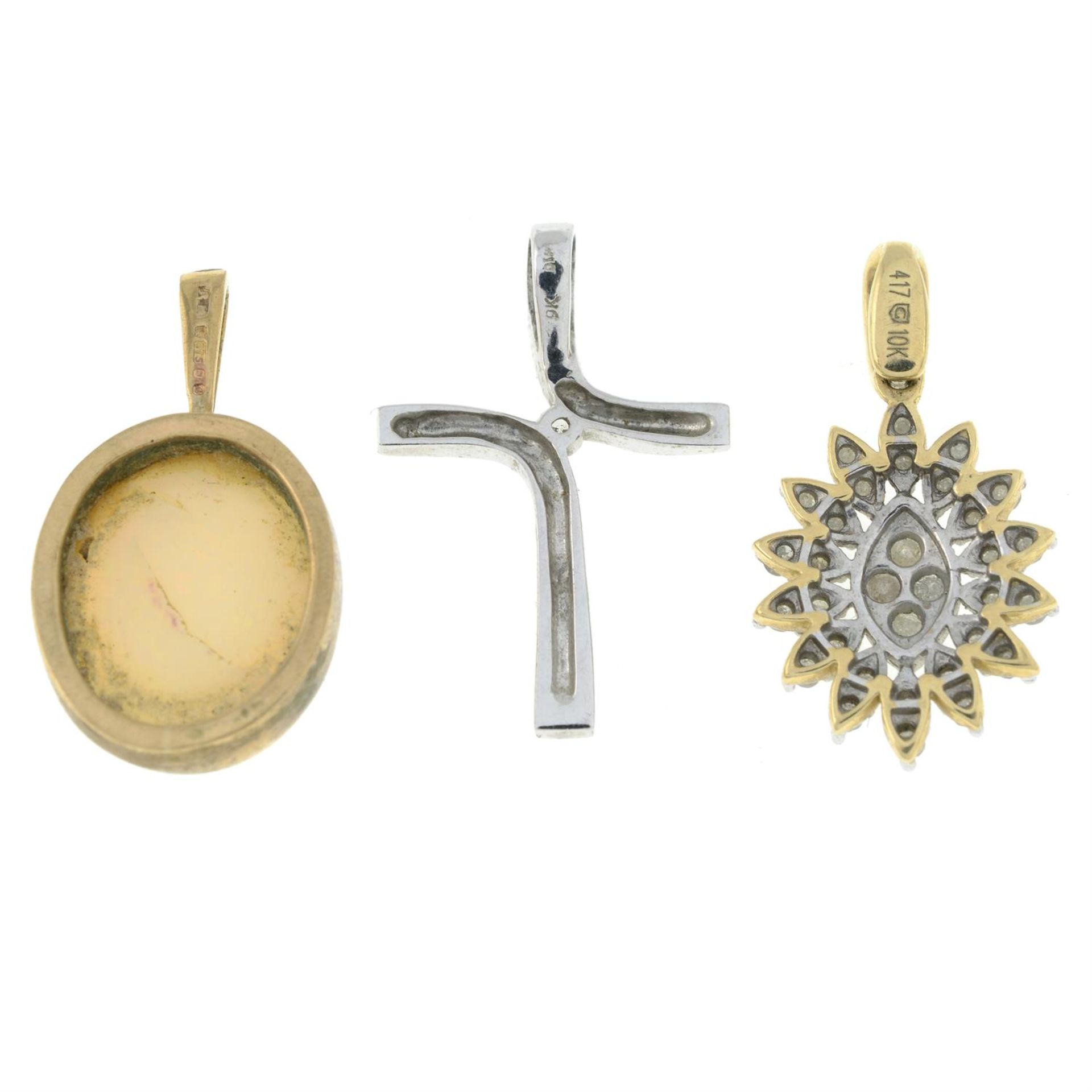 Two 9ct gold gem-set pendants, together with a diamond cross pendant. - Bild 2 aus 2
