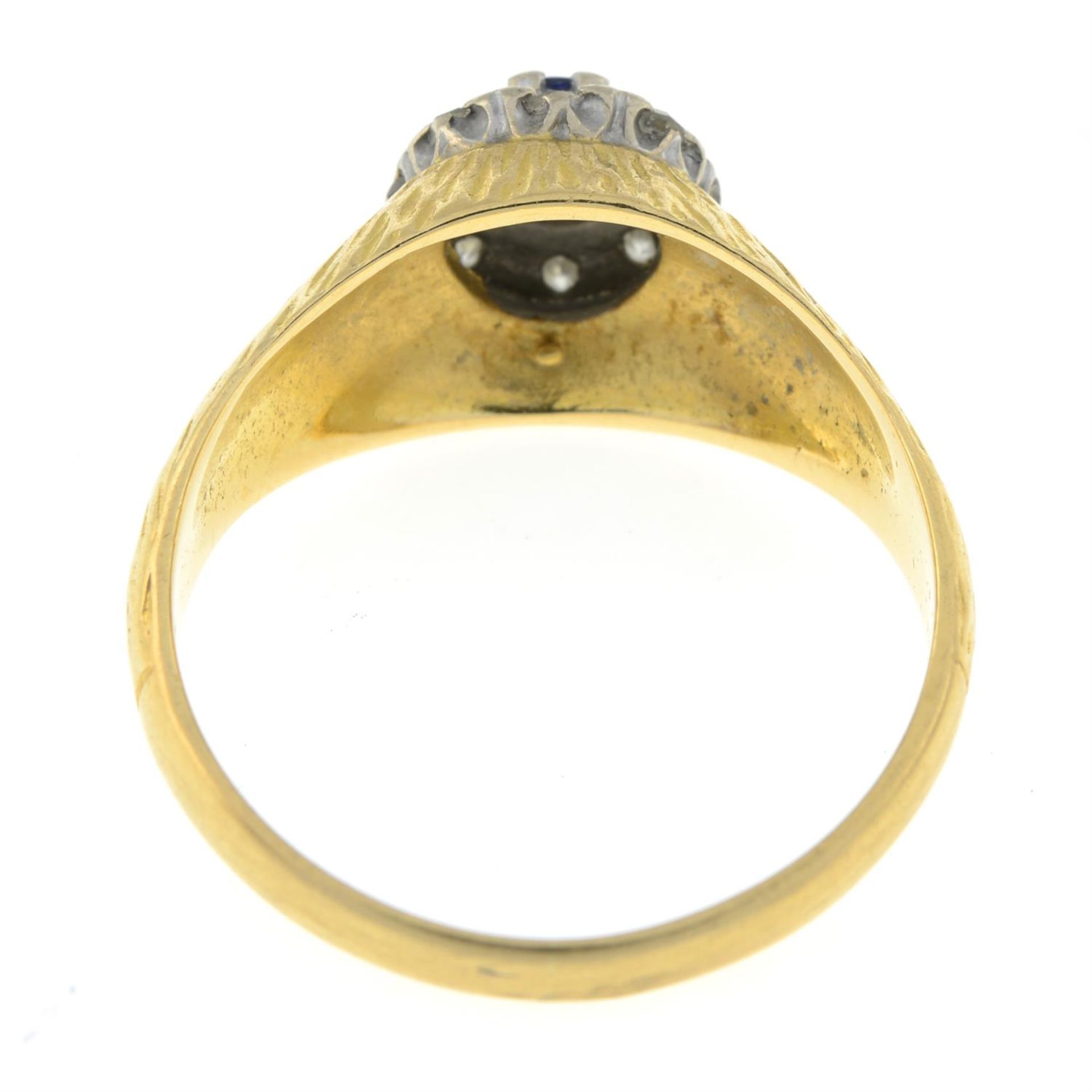 18ct gold sapphire and diamond cluster ring. - Bild 2 aus 2