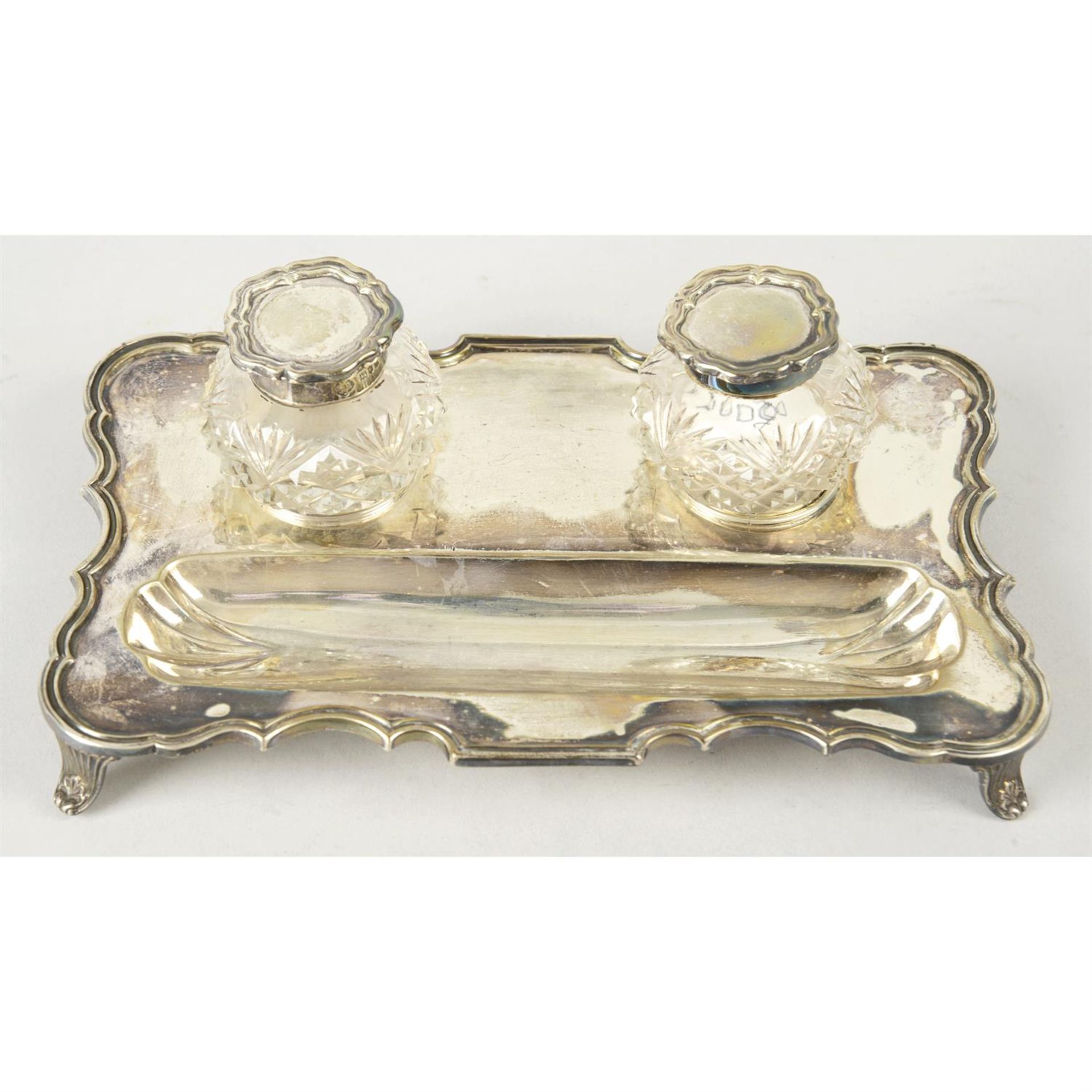 An Edwardian silver small inkstand.